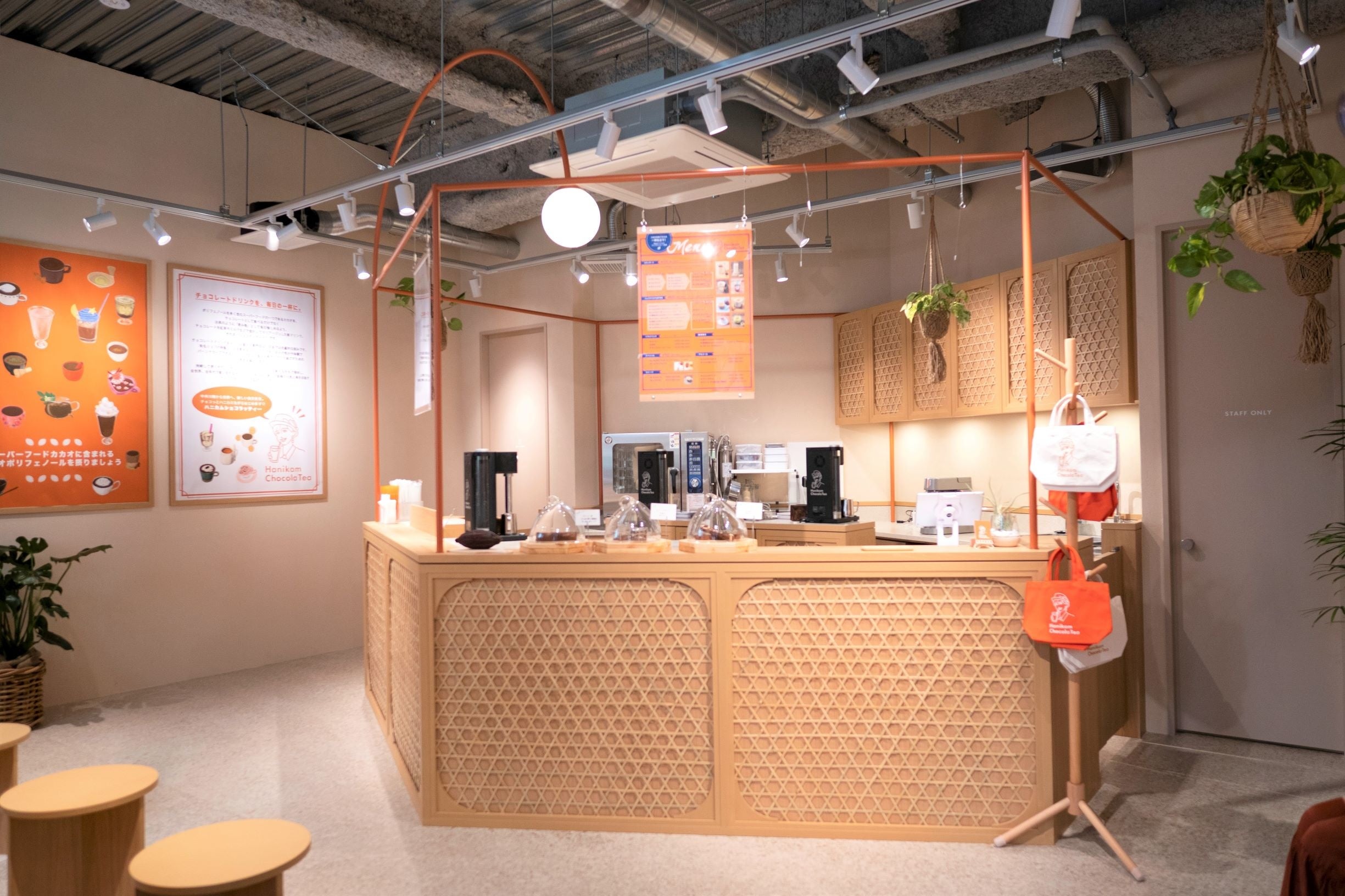 社名ミツバチプロダクツから“ハニカム形状”をデザインポイントに 360度チョコレートドリンクを入れる様子が見てもらえる設計