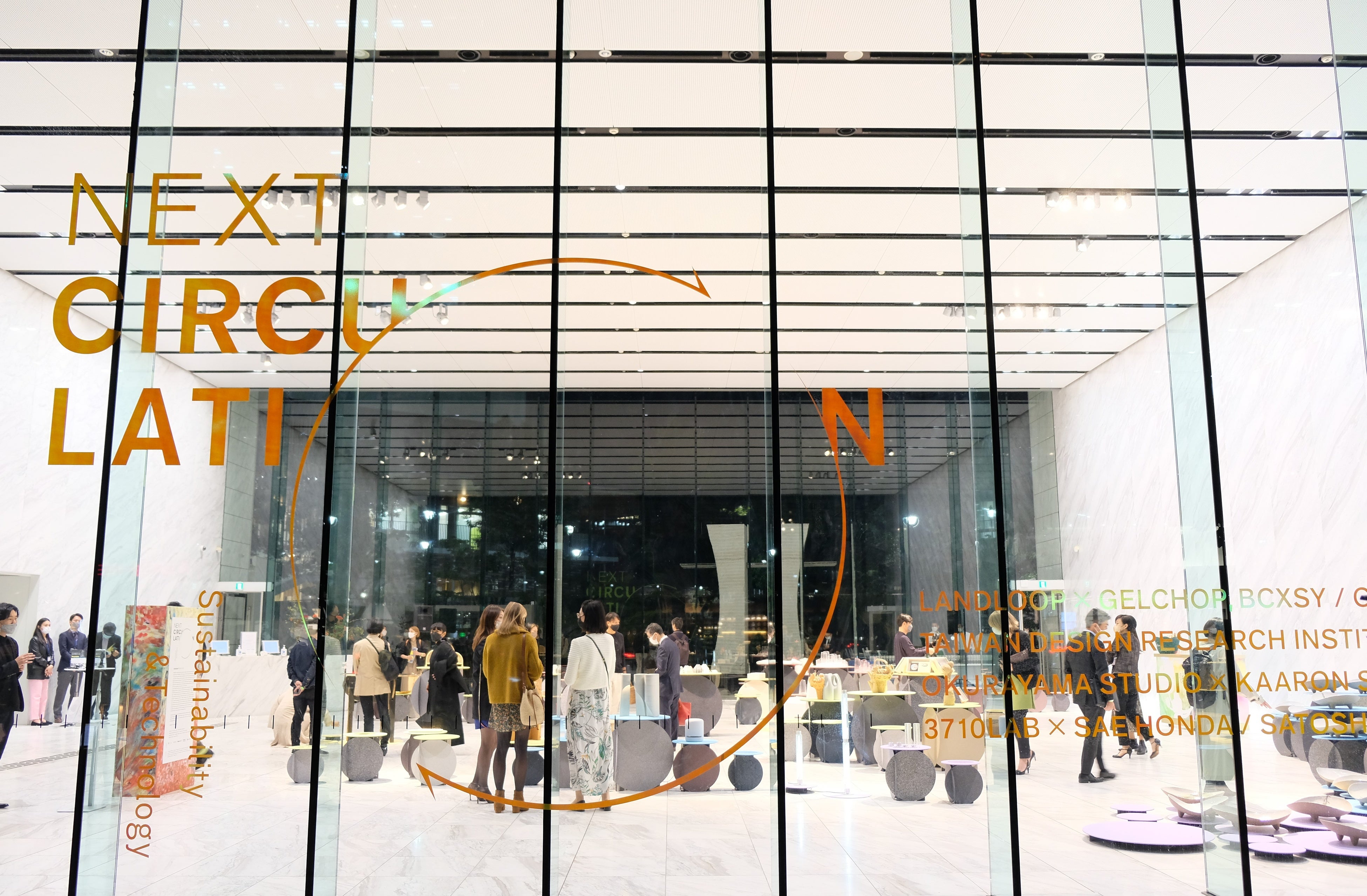 青山通りを行き交う人々の目に触れ、街と一体になる展示（青山通りより撮影）