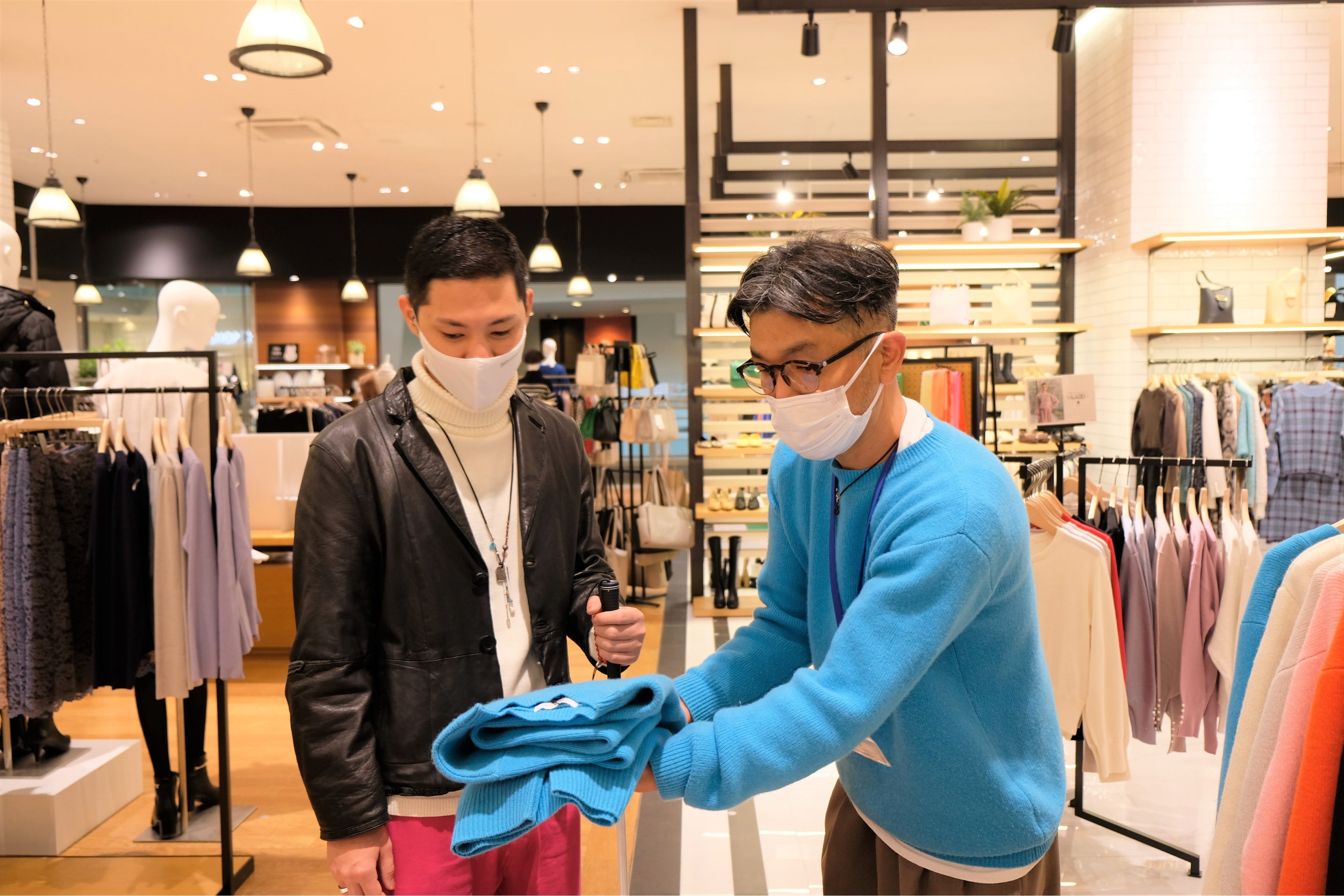 「オペ―ク ドット クリップ」の店頭で接客をする小崎（写真右）