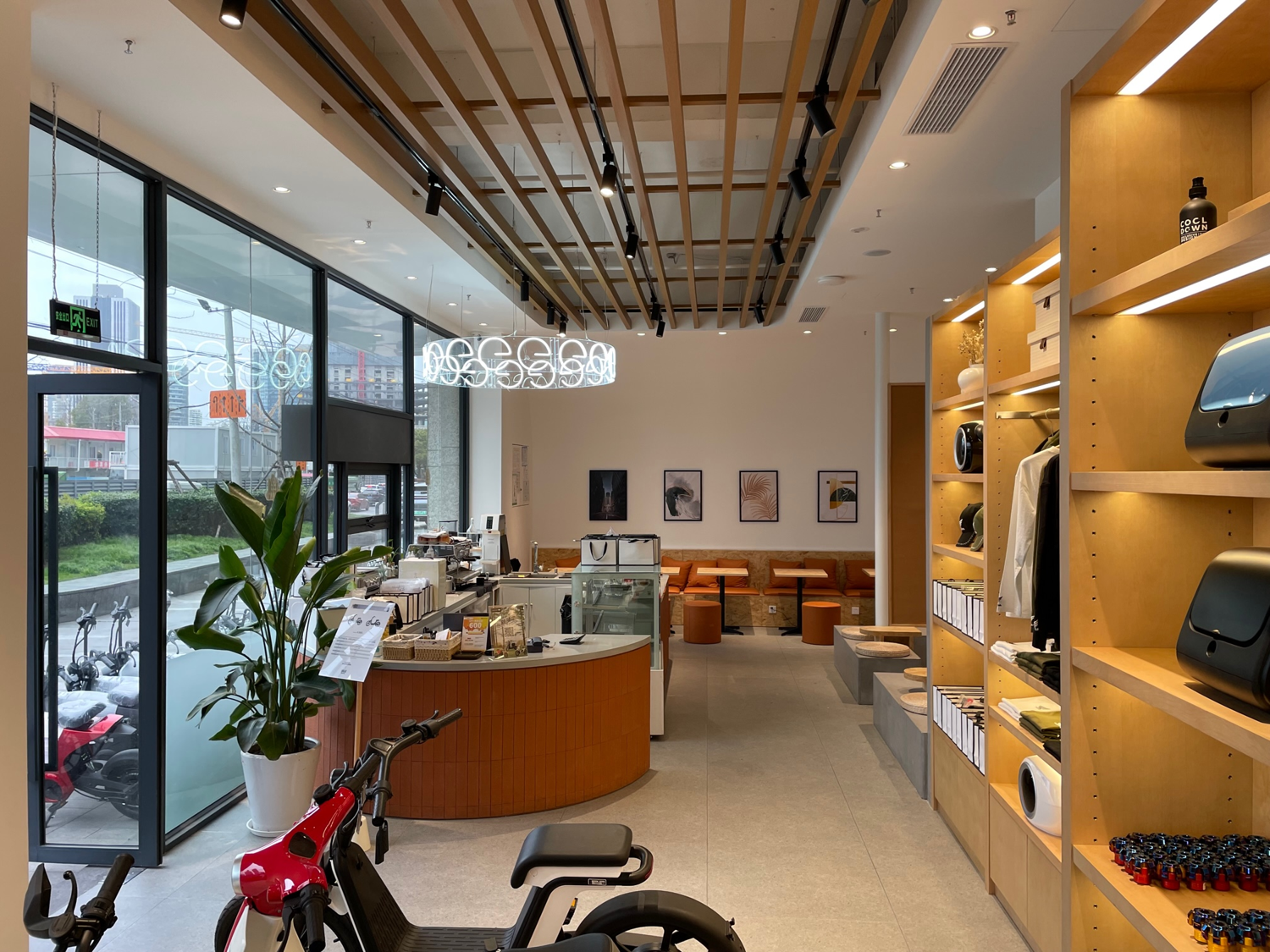 洗練された開放的な空間に、流行に敏感な都市生活者のためのワードローブを揃える（上海）