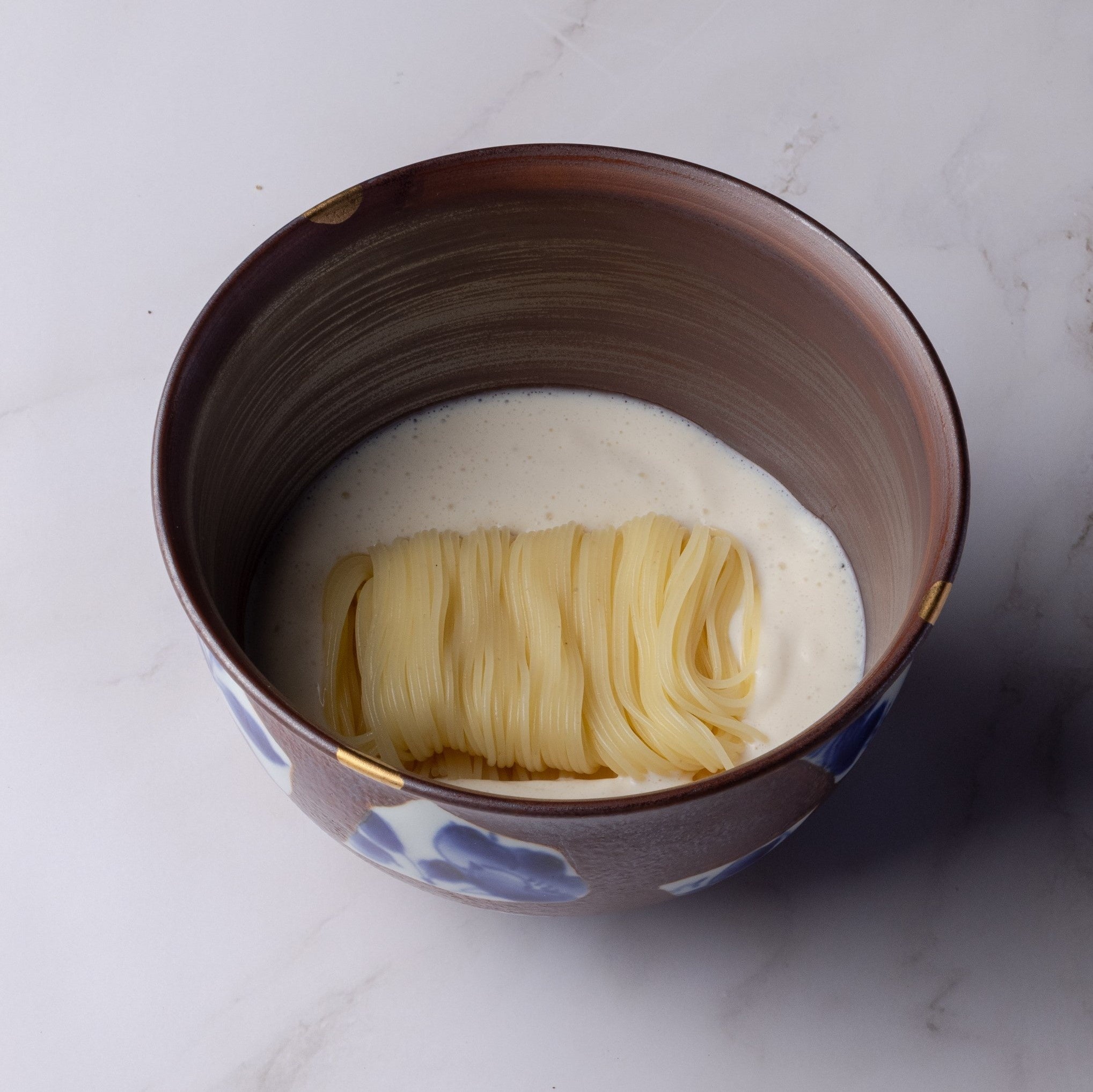 濃厚な大豆と軍鶏のヴルーテカッペリーニ仕立て