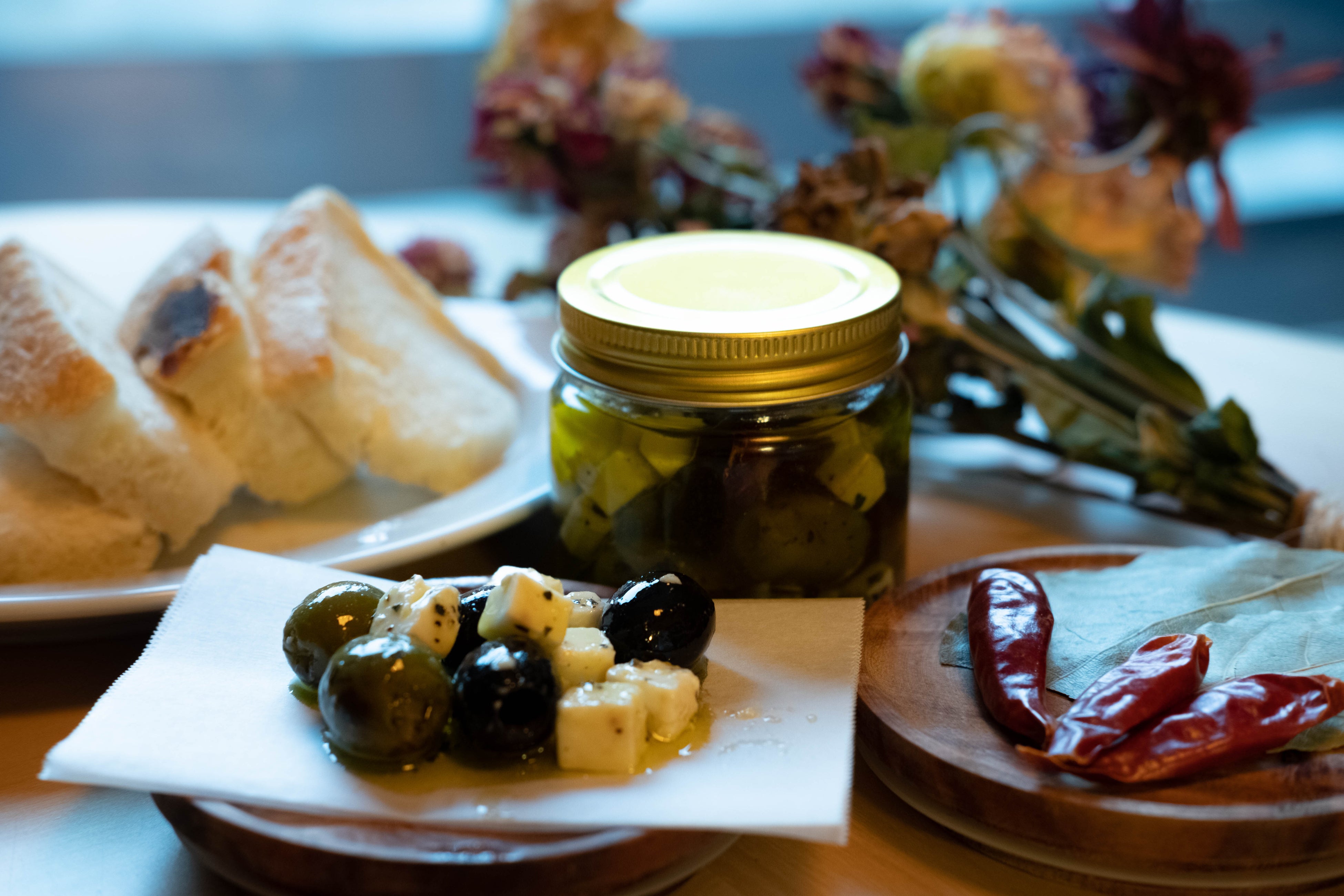 オリーブオイル漬けのチーズとオリーブ