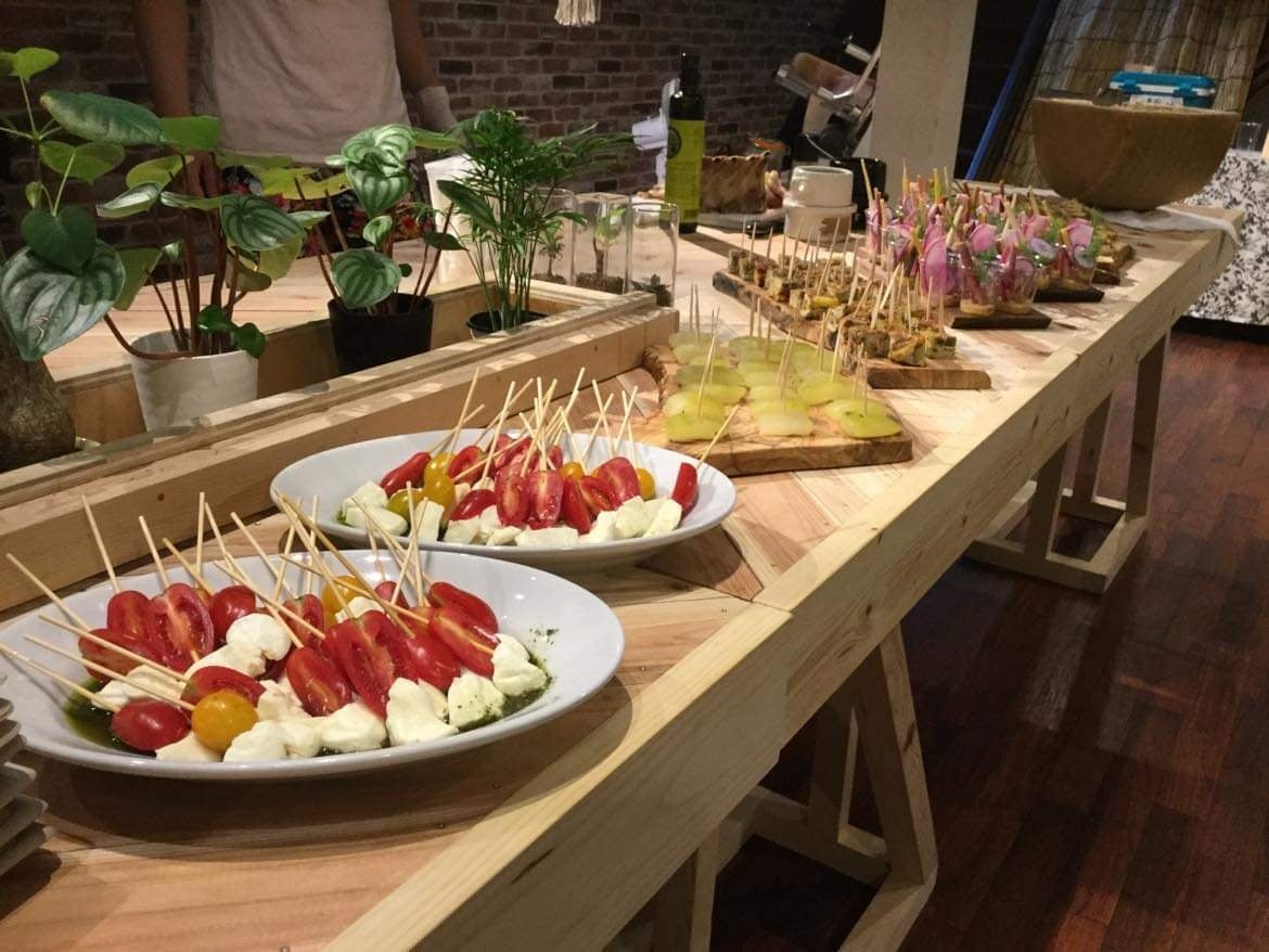 美味しい料理が、おふたりの出会いを演出します。