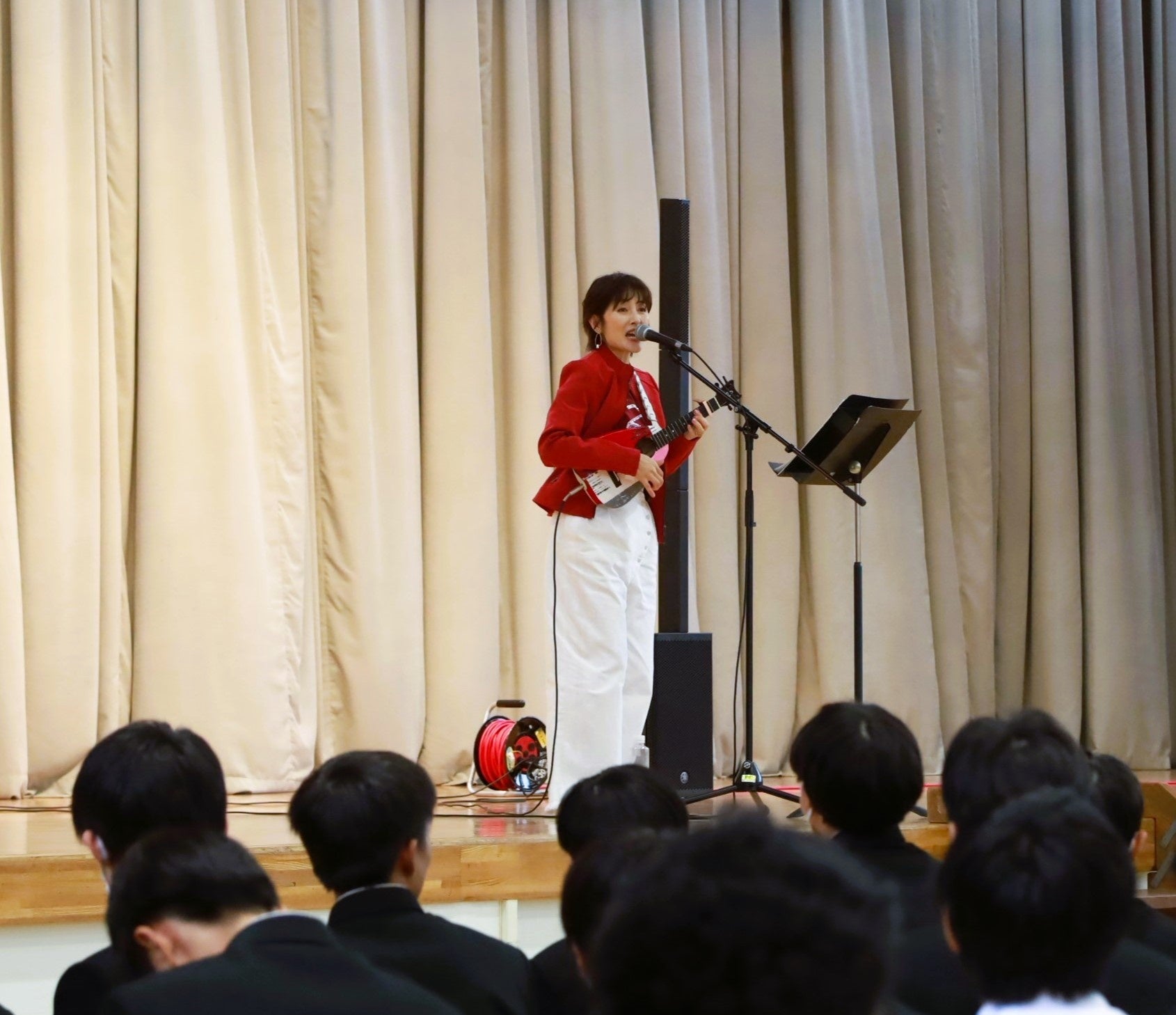 キャンペーンソングを熱唱する荻野目さん