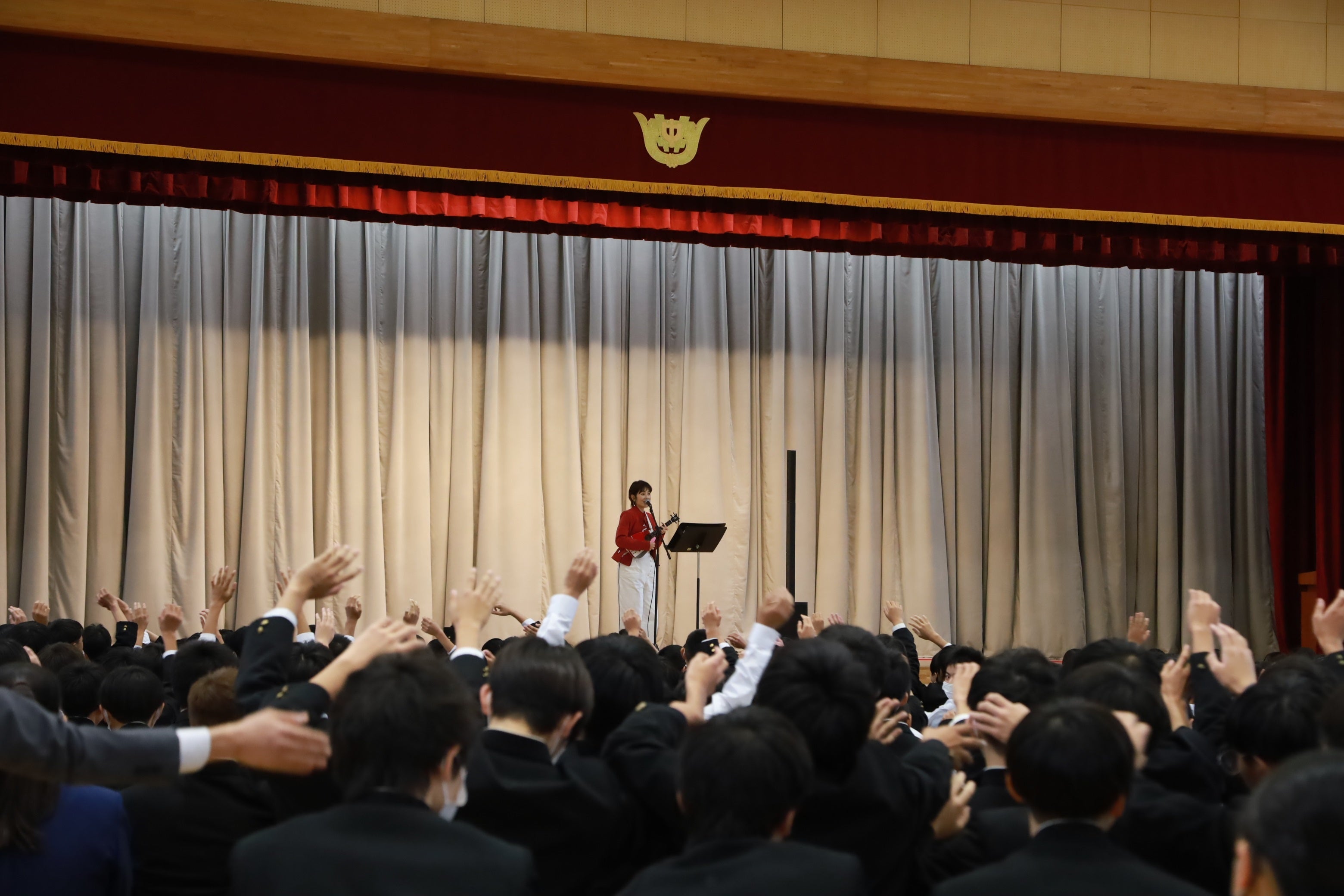 荻野目さんと合唱する生徒たち