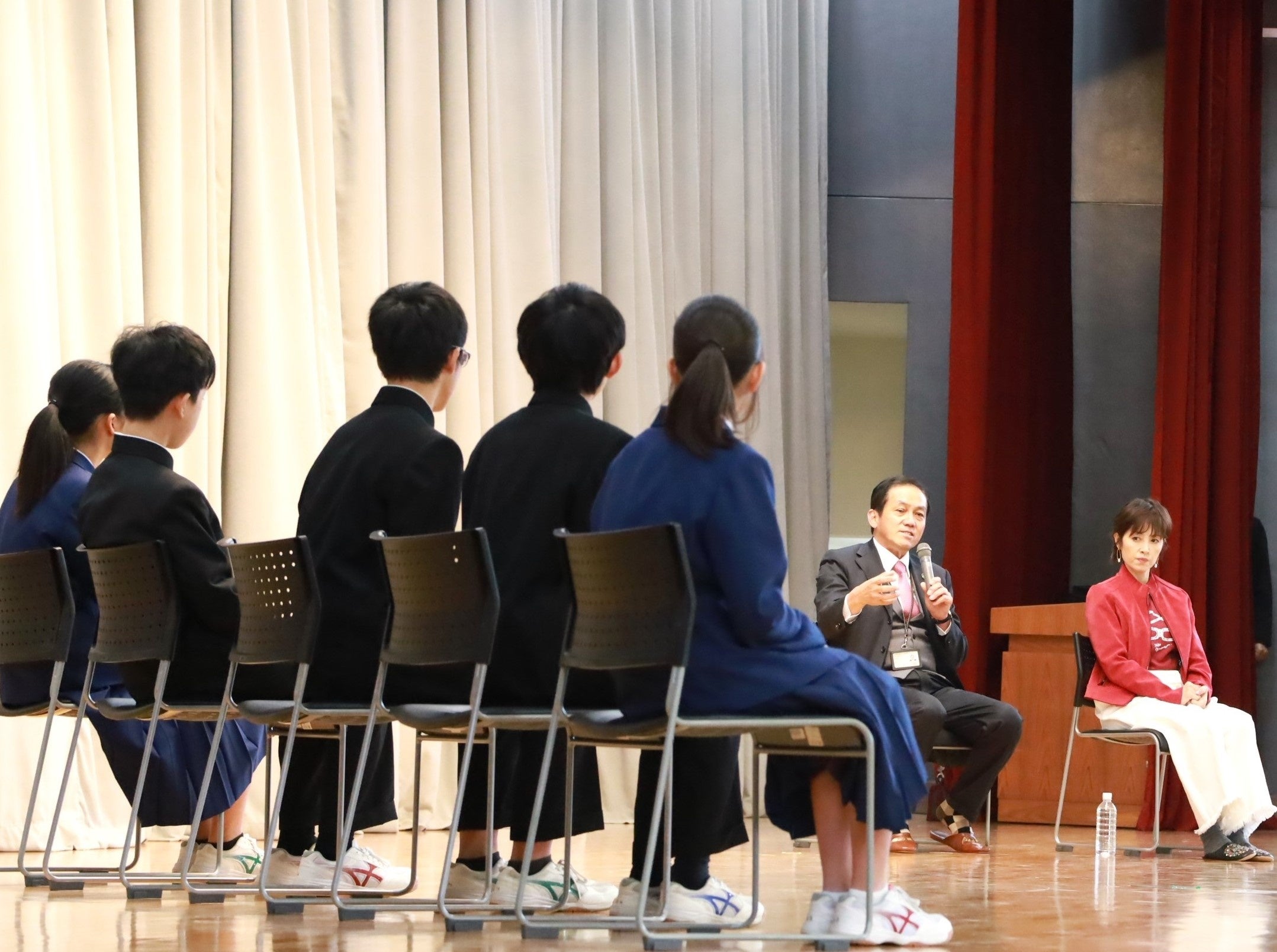 質疑応答に対応するILO駐日代表と荻野目さん