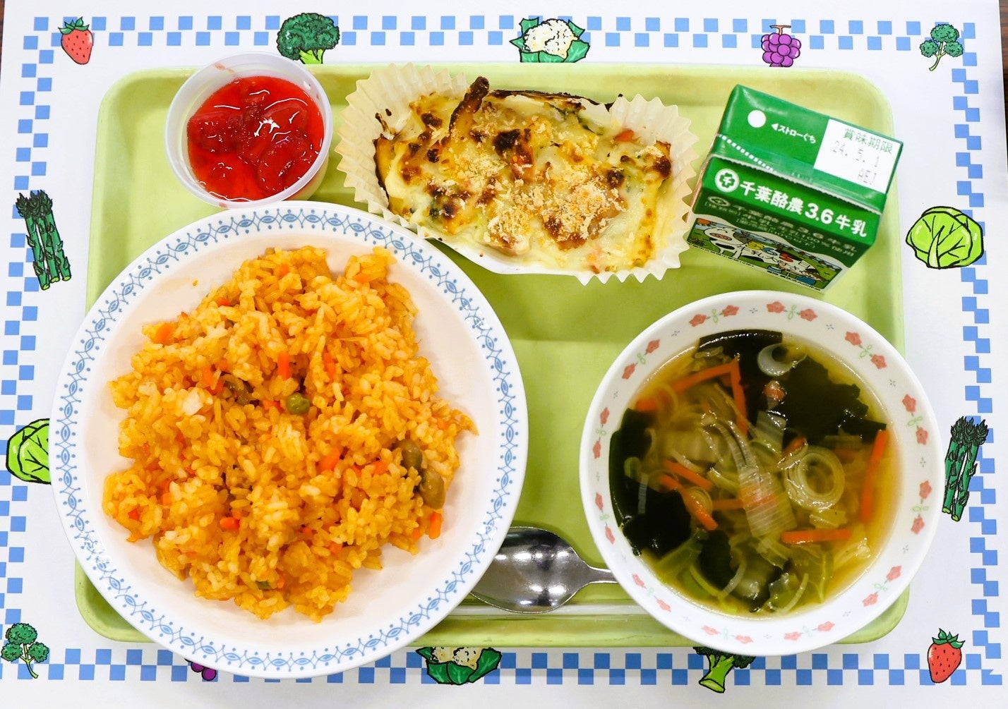 児童が考案した佐倉学子ども作品展市長賞のメニューが母校で振舞われた