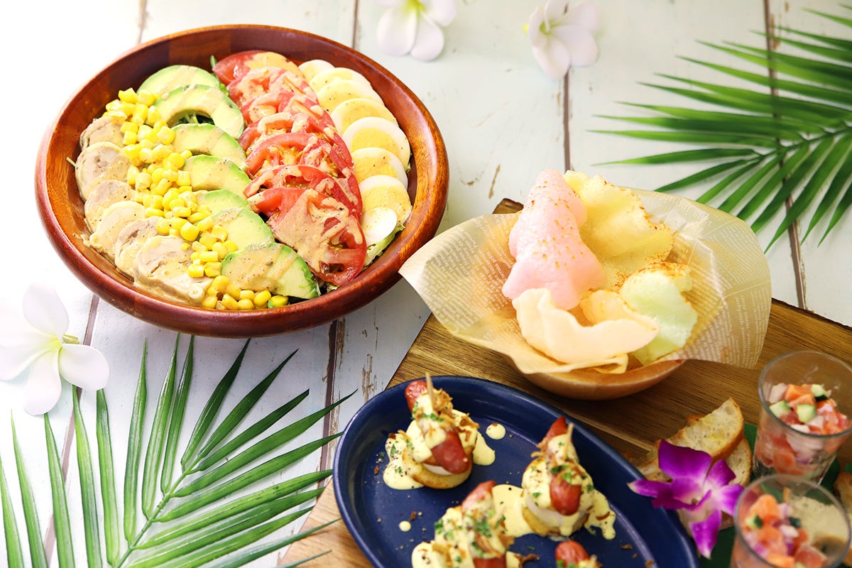 スチームチキンと4 種の野菜のコブサラダ