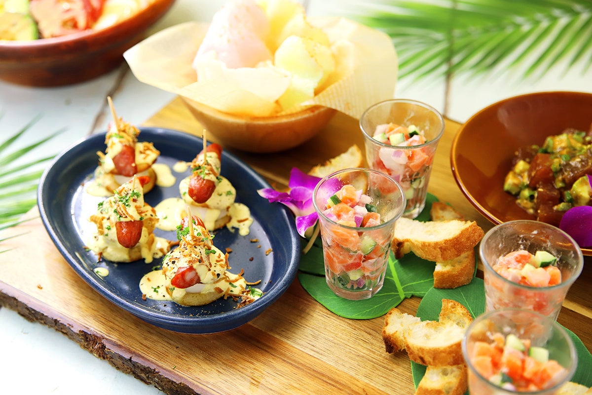 スパイスえびせん、マグロとアボカドのポキ、発酵塩レモンのロミロミサーモン、ポチギソーセージのエッグベネディクトピンチョス