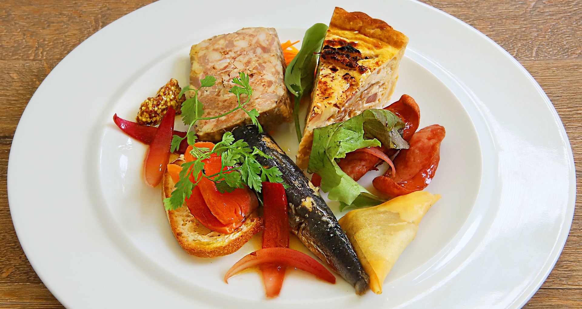 シェフの気まぐれ デリプレート　1738円（税込）