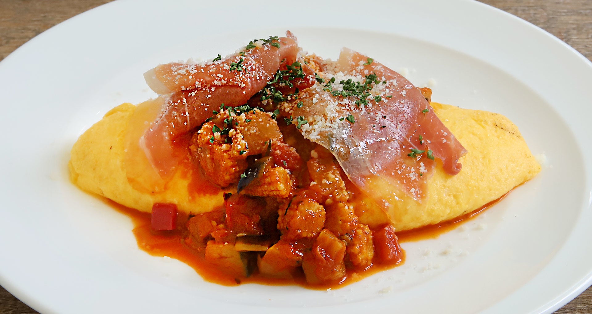 オムレツランチ - 季節のソースがけ -　1298円（税込）