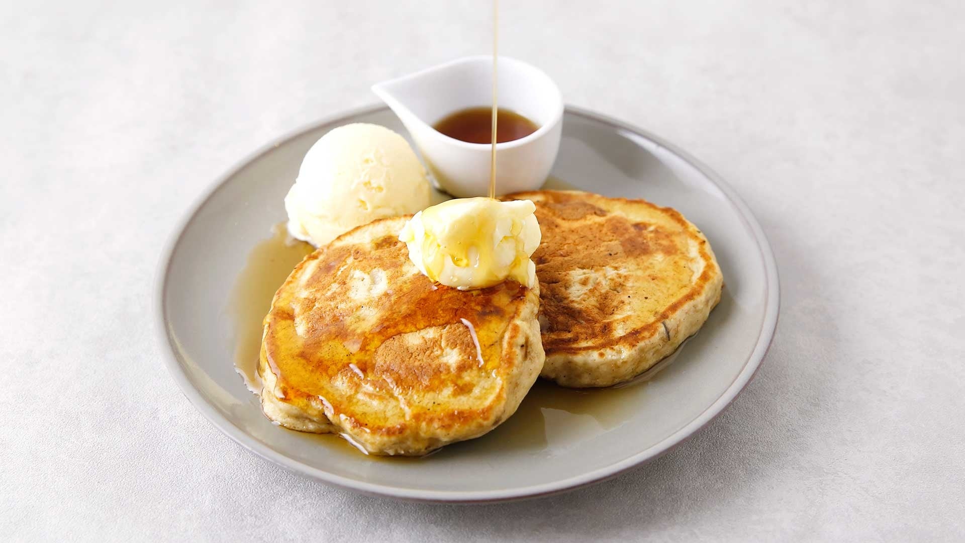 ヒミツはバナナ もちもちパンケーキが誕生 神戸旧居留地のレトロビルカフェ ニューラフレア で8月29日からはじまる 株式会社ポトマックのプレスリリース ヒミツはバナナ もちもちパンケーキが誕生 神戸旧居留地のレトロビルカフェ ニューラフレア で8月29日からはじまる 株式会社ポトマックのプレスリリース