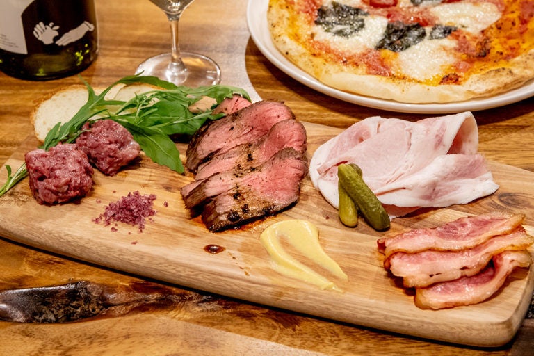 TMSシャルキュトリーボード ￥1,980-(税込) TOOTH TOOTHプライベートワイン[グラス] ￥650-(税込)