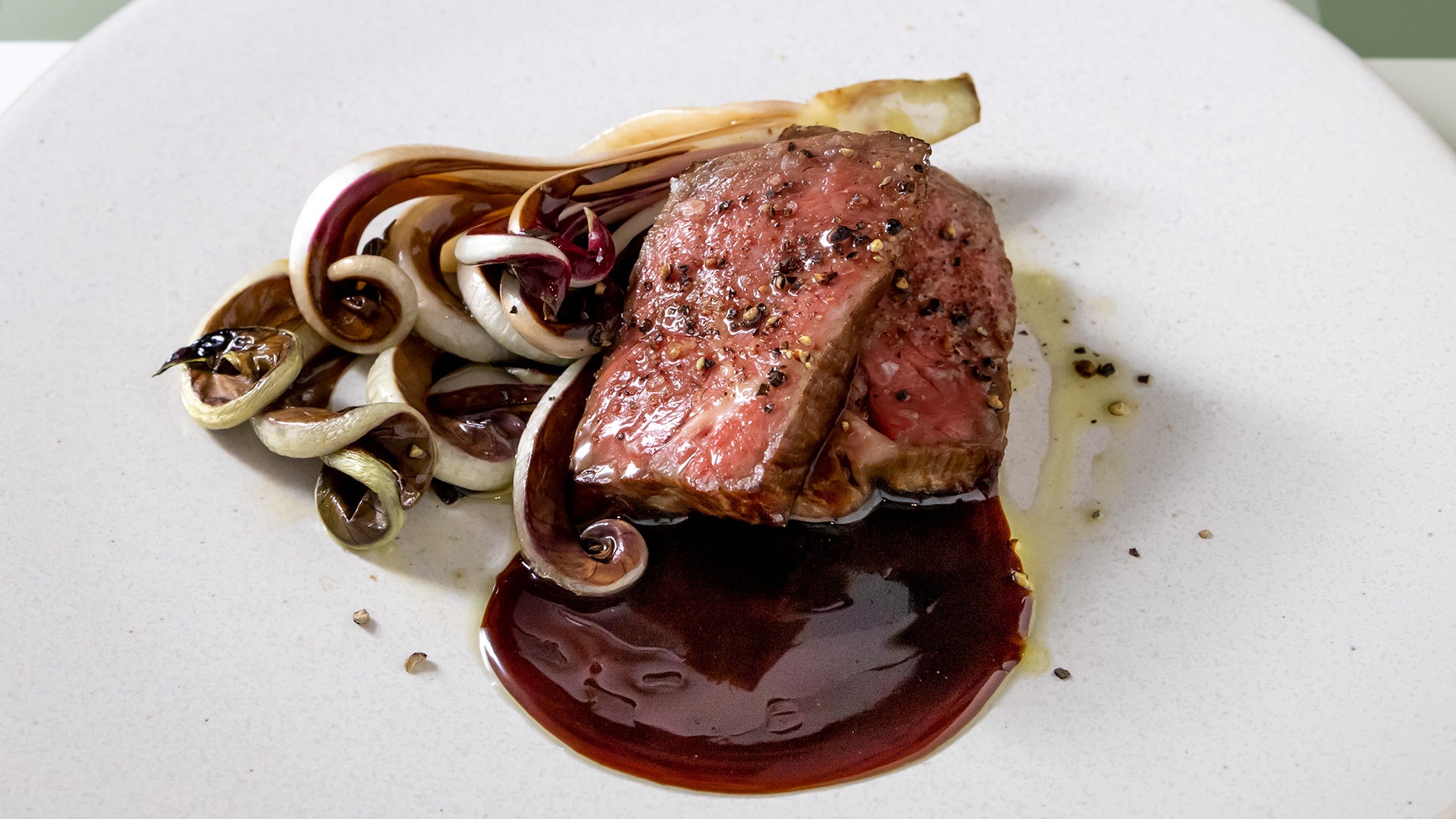 クラシカルコースのメイン「黒毛和牛サーロインのグリル　ラディッキオロッソ」