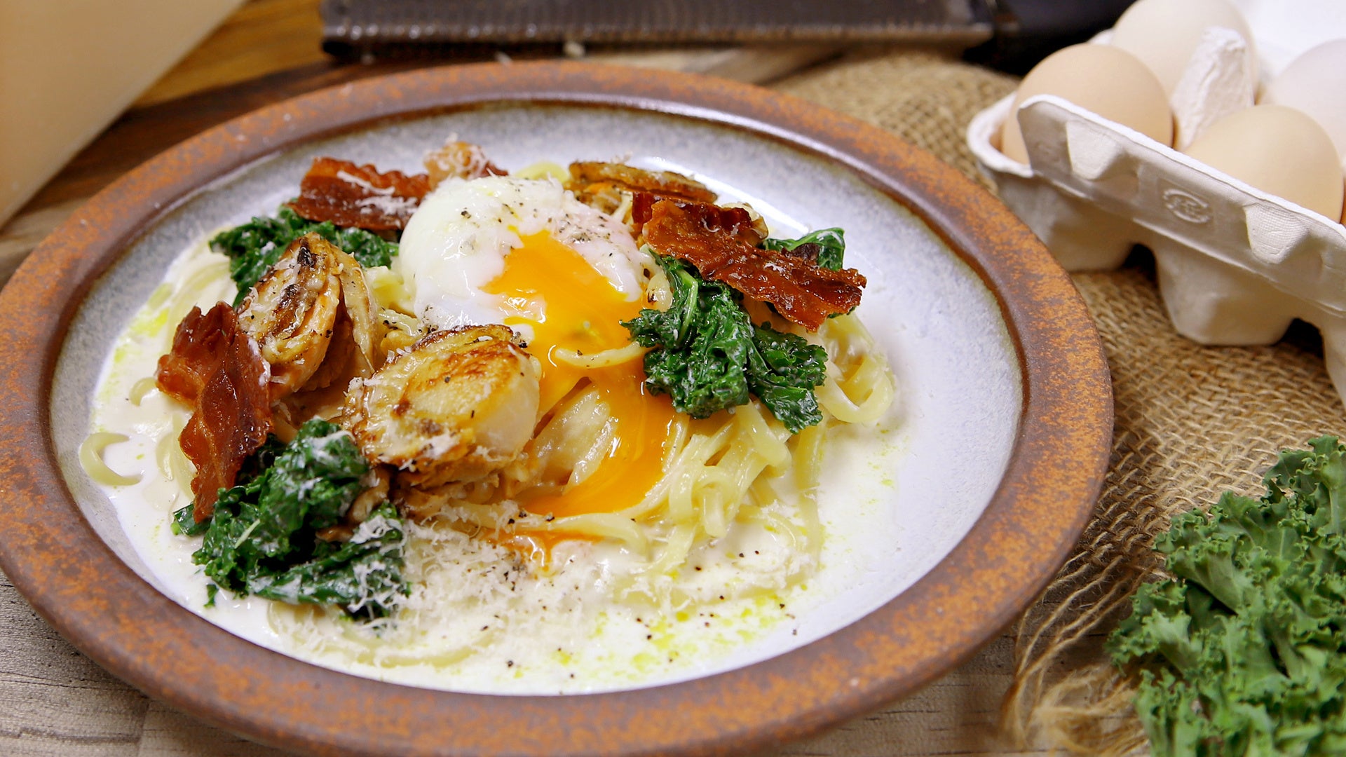 【新作】ホタテ、燻製チーズの カルボナーラ風　1826円