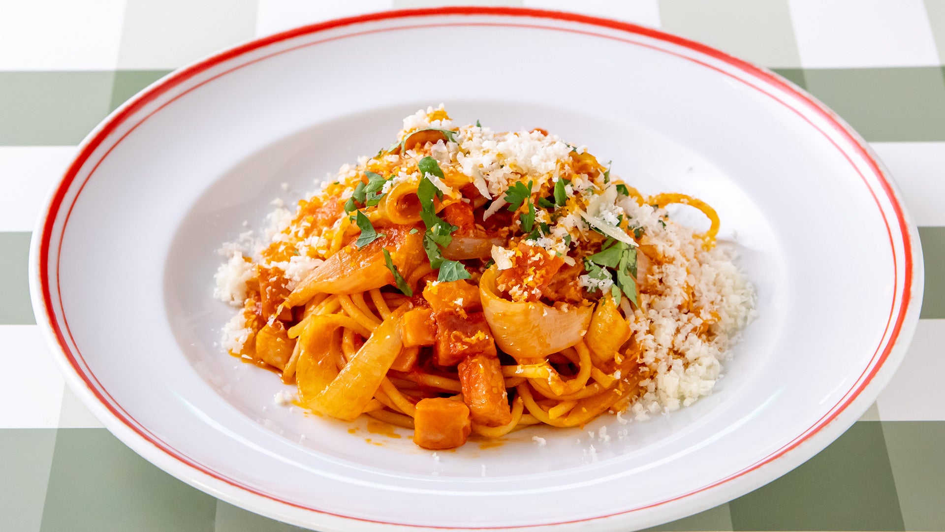 スパゲッティ”アマトリチャーナ”　ベーコンと玉ねぎのトマトソース