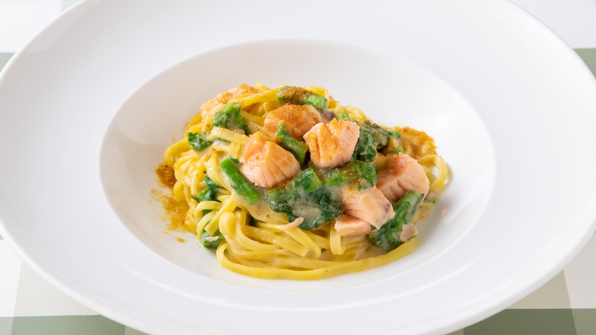 タリオリーニ　 スモークサーモンと季節野菜のソース　ボッタルガ添え