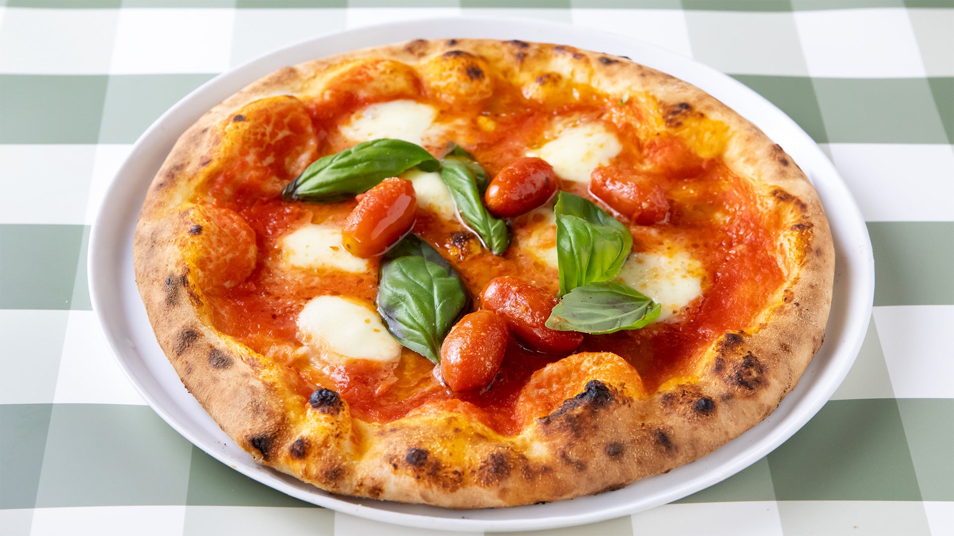 ピッツァ　マルゲリータ（トマト、バジル、モッツァレラチーズのピッツァ）