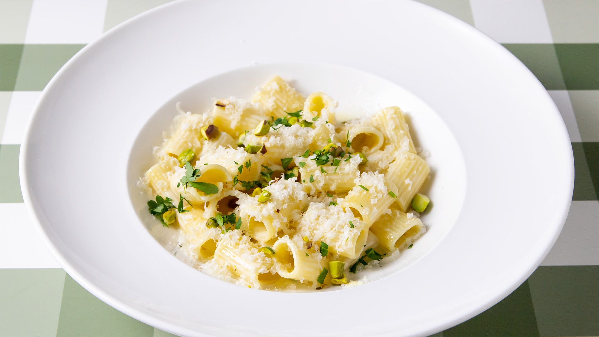 リガトーニ  ４種のチーズとピスタチオのソース