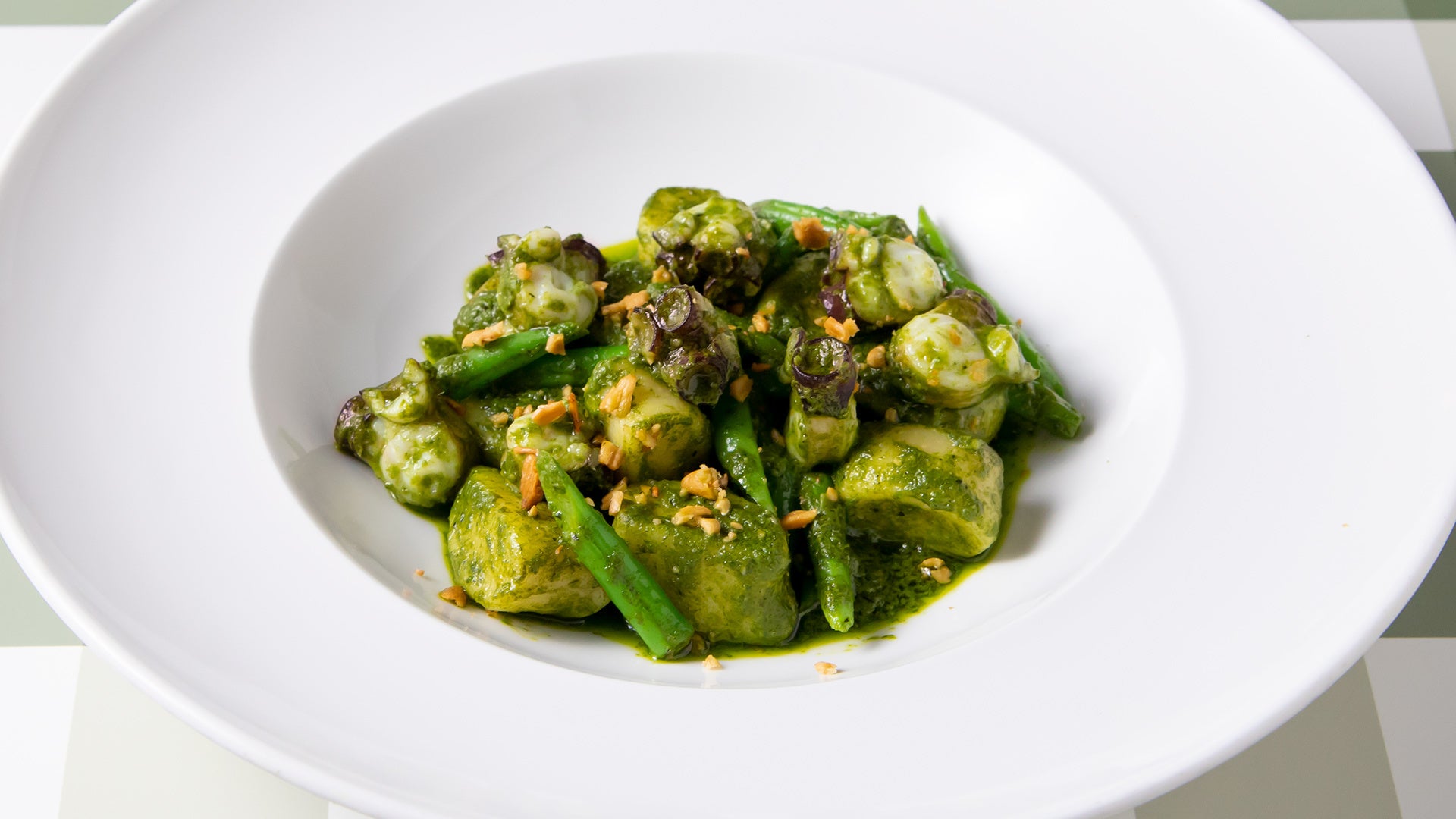 ジャガイモのニョッキ タコとインゲン豆のジェノベーゼソース