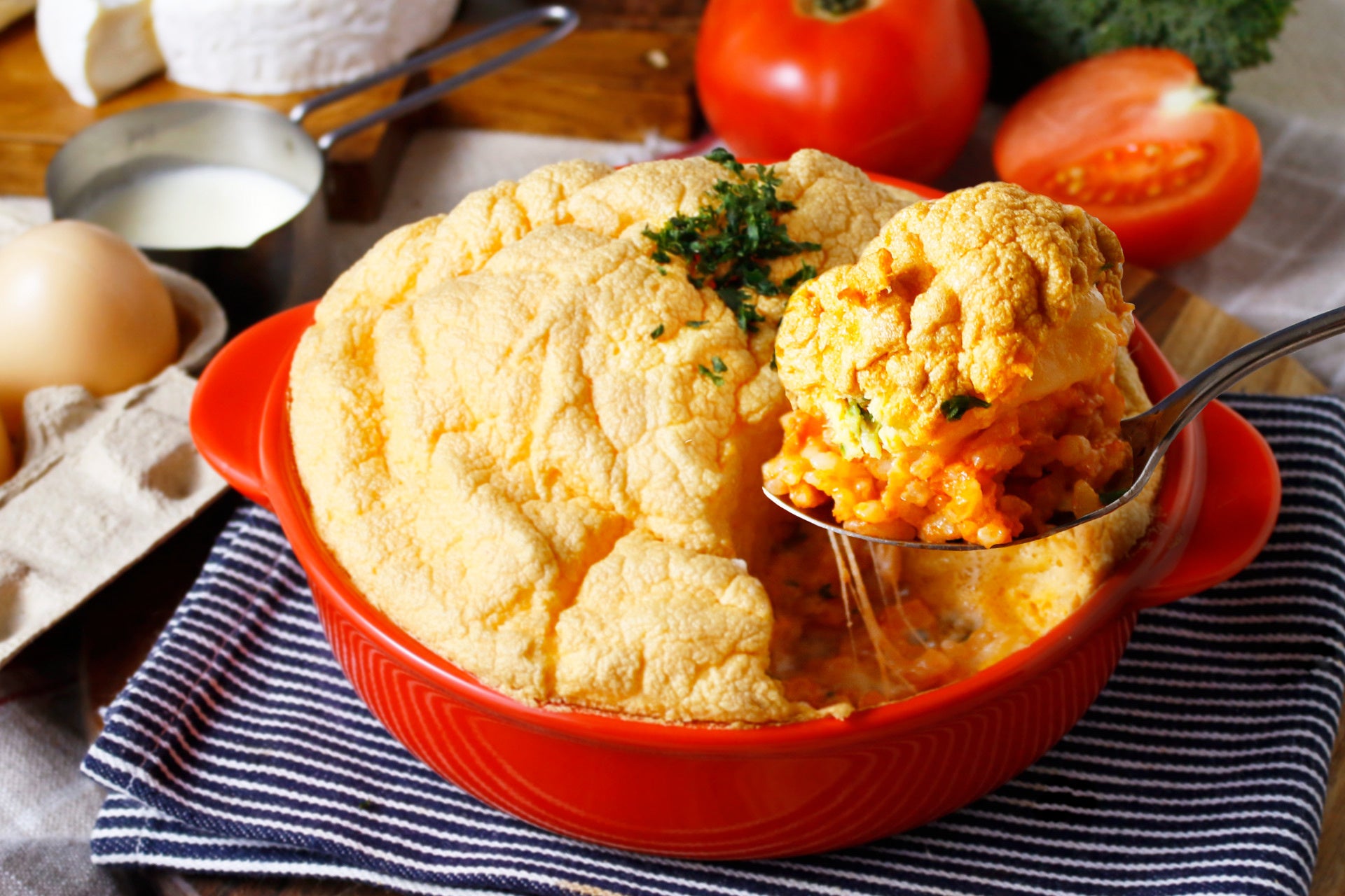 メイン料理の一例:北坂さくらたまごを使った 海老とブロッコリーの スフレチーズオムライス