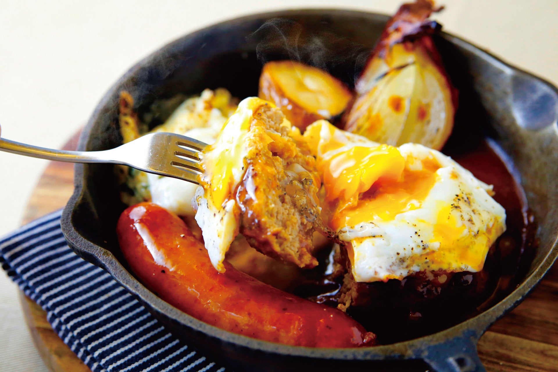 メイン料理の一例:バルバラ特製 ソーセージ&エッグのせハンバーグ