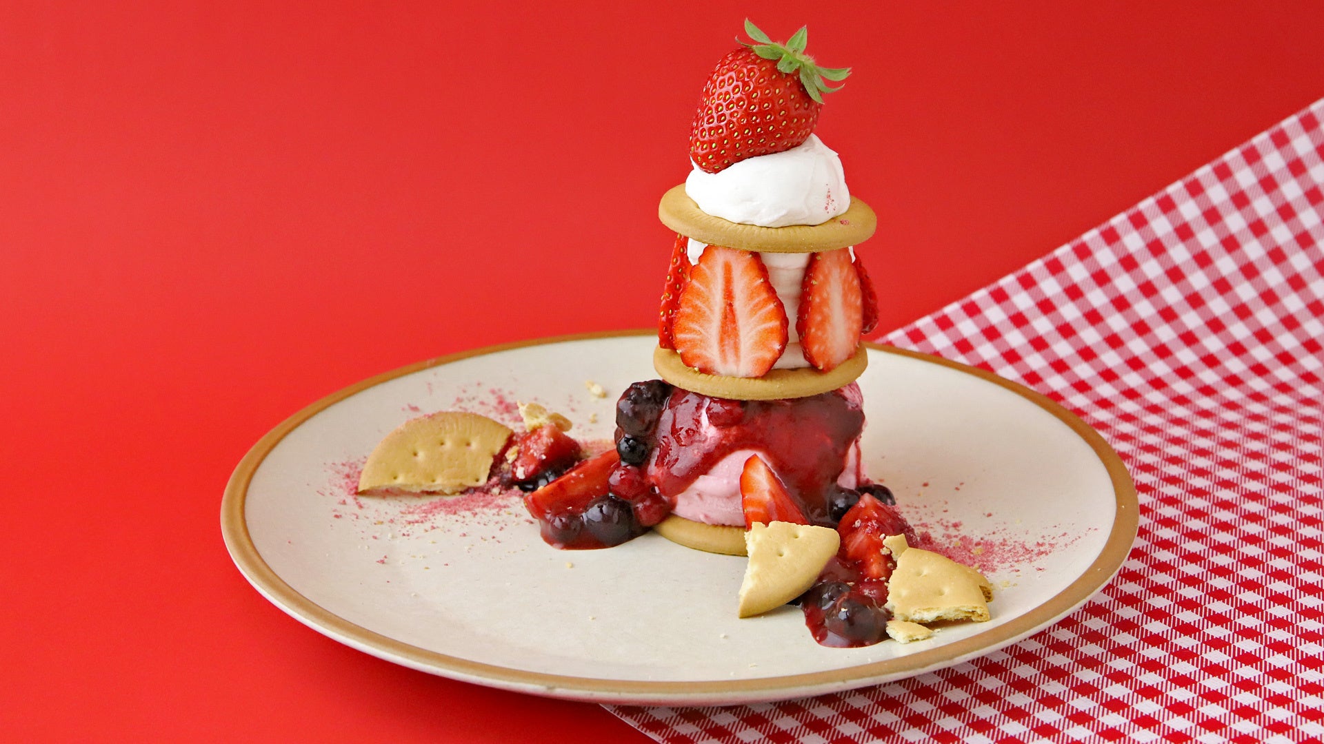 ベリービスケットタワーサンド　950円