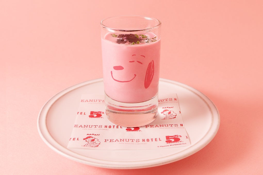 ビーツのヴィシソワーズ ホタテのグリル　© 2023 Peanuts Worldwide LLC