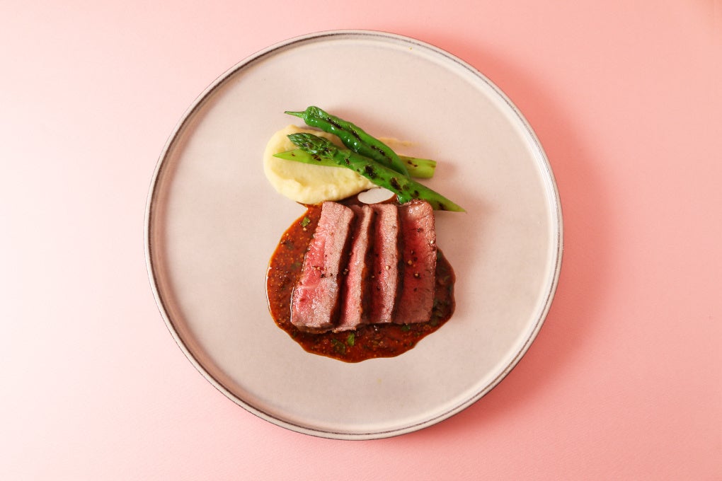 神戸牛とグリーンアスパラガスのグリル シェリービネガーとマスタードソース　© 2023 Peanuts Worldwide LLC