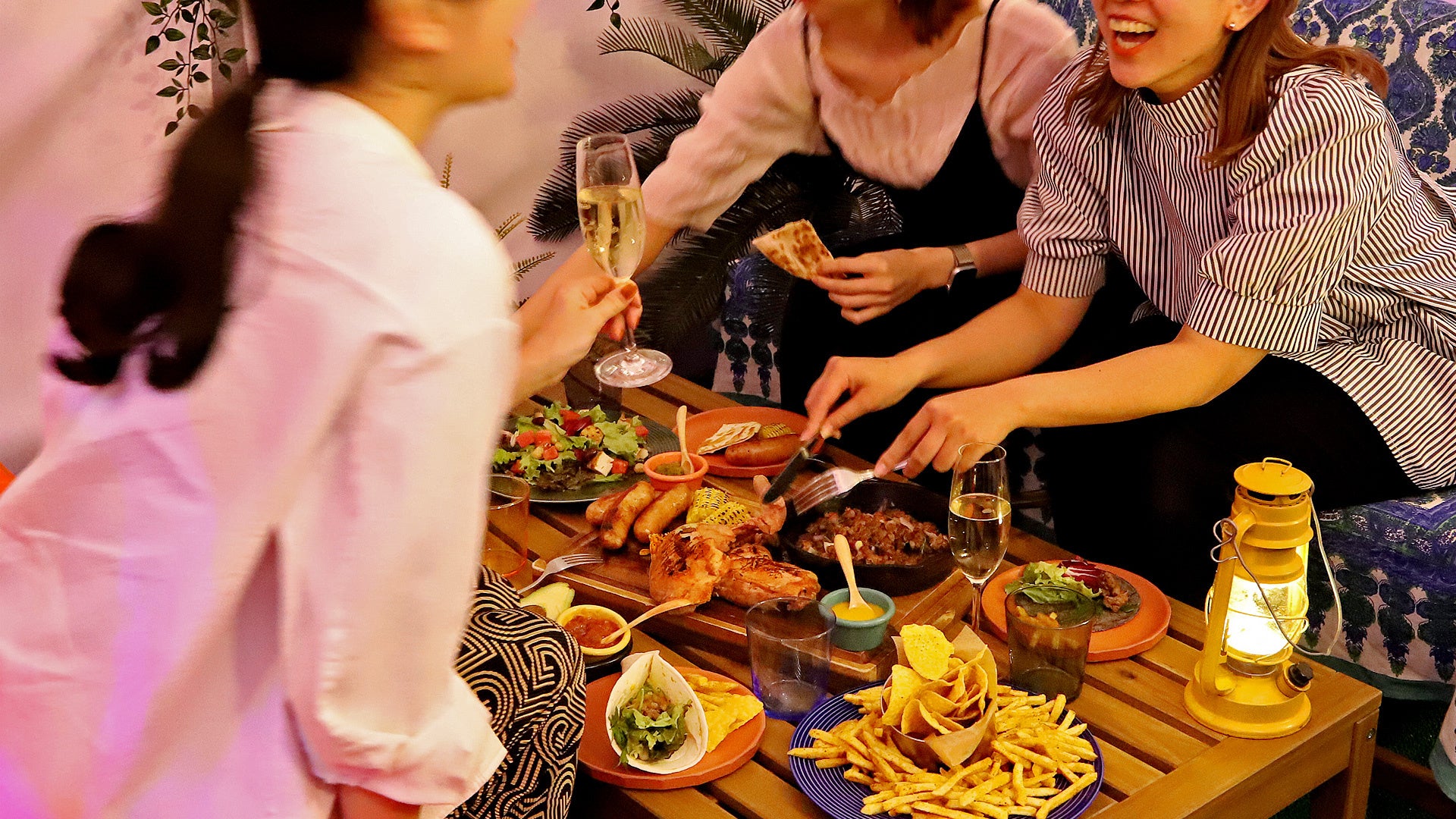 テントの中はちょっとしたプライベート空間。※写真のお料理は夏バージョンです
