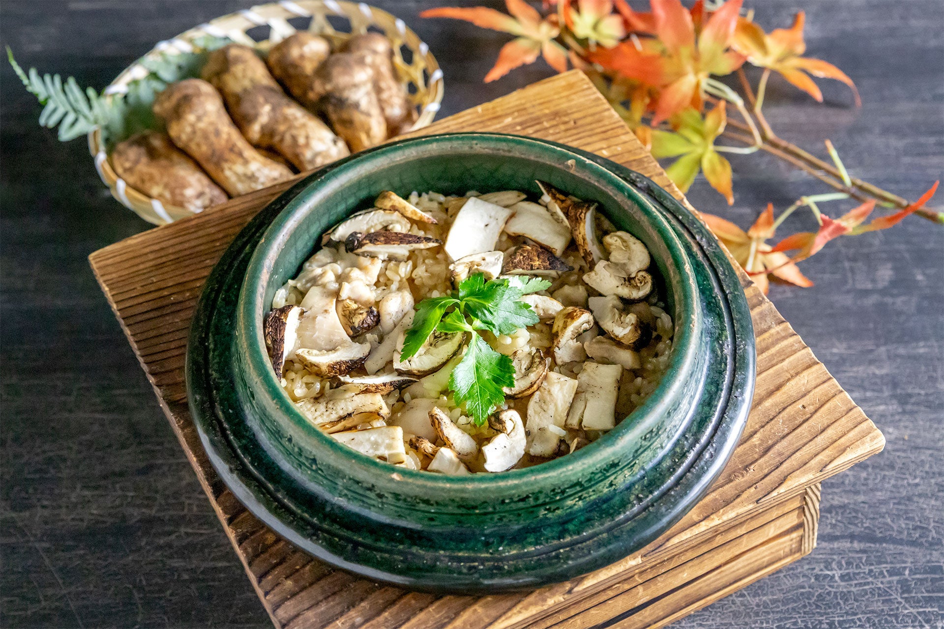 炙り松茸と淡路鶏もも肉の釜飯　2750円