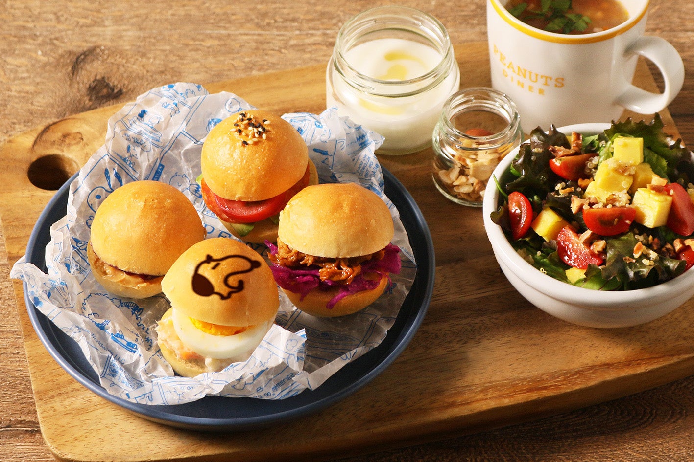 ４種のスライダープレート　© 2023 Peanuts Worldwide LLC