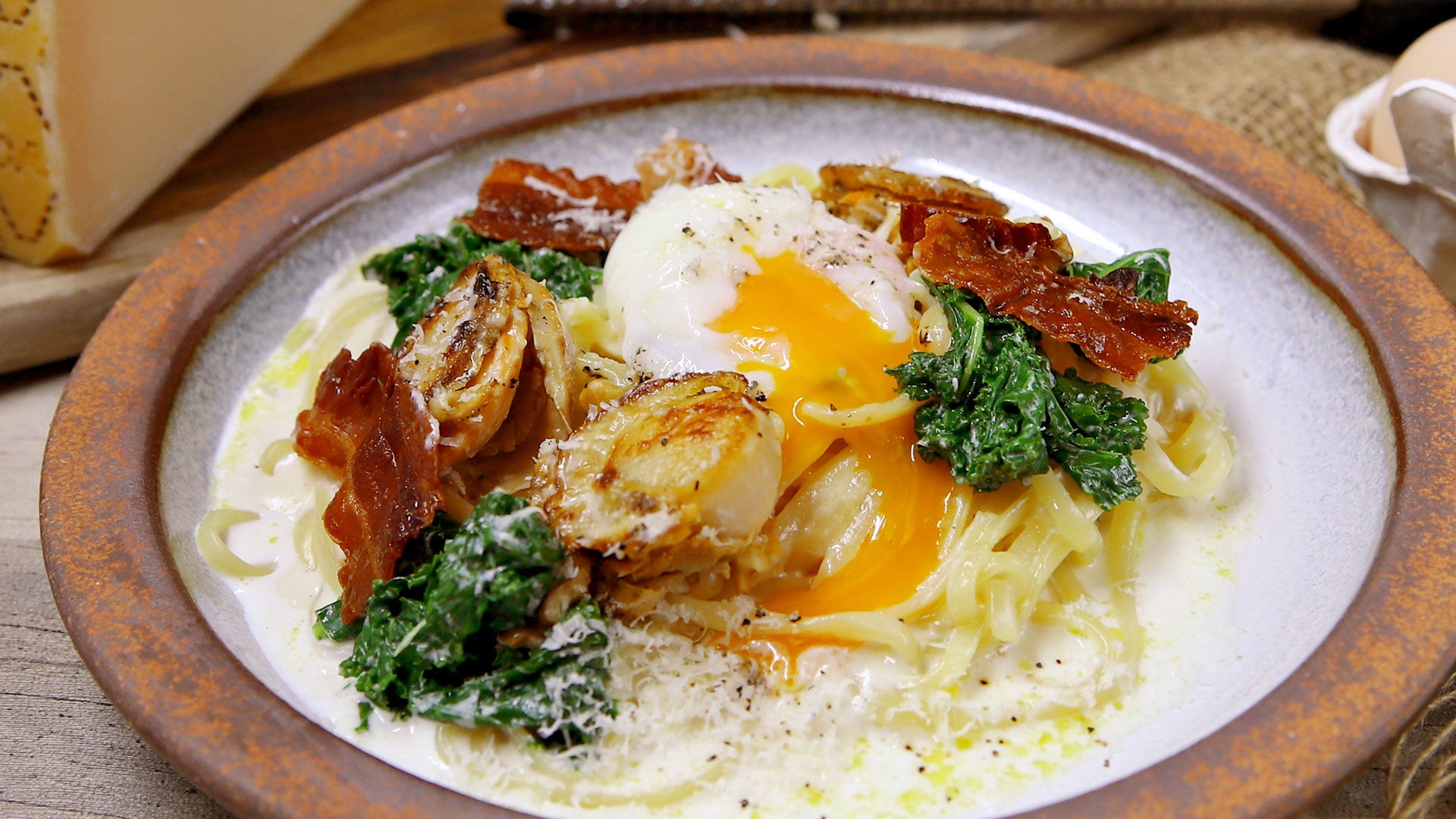 帆立とケール、 燻製チーズのカルボナーラ風　1826円