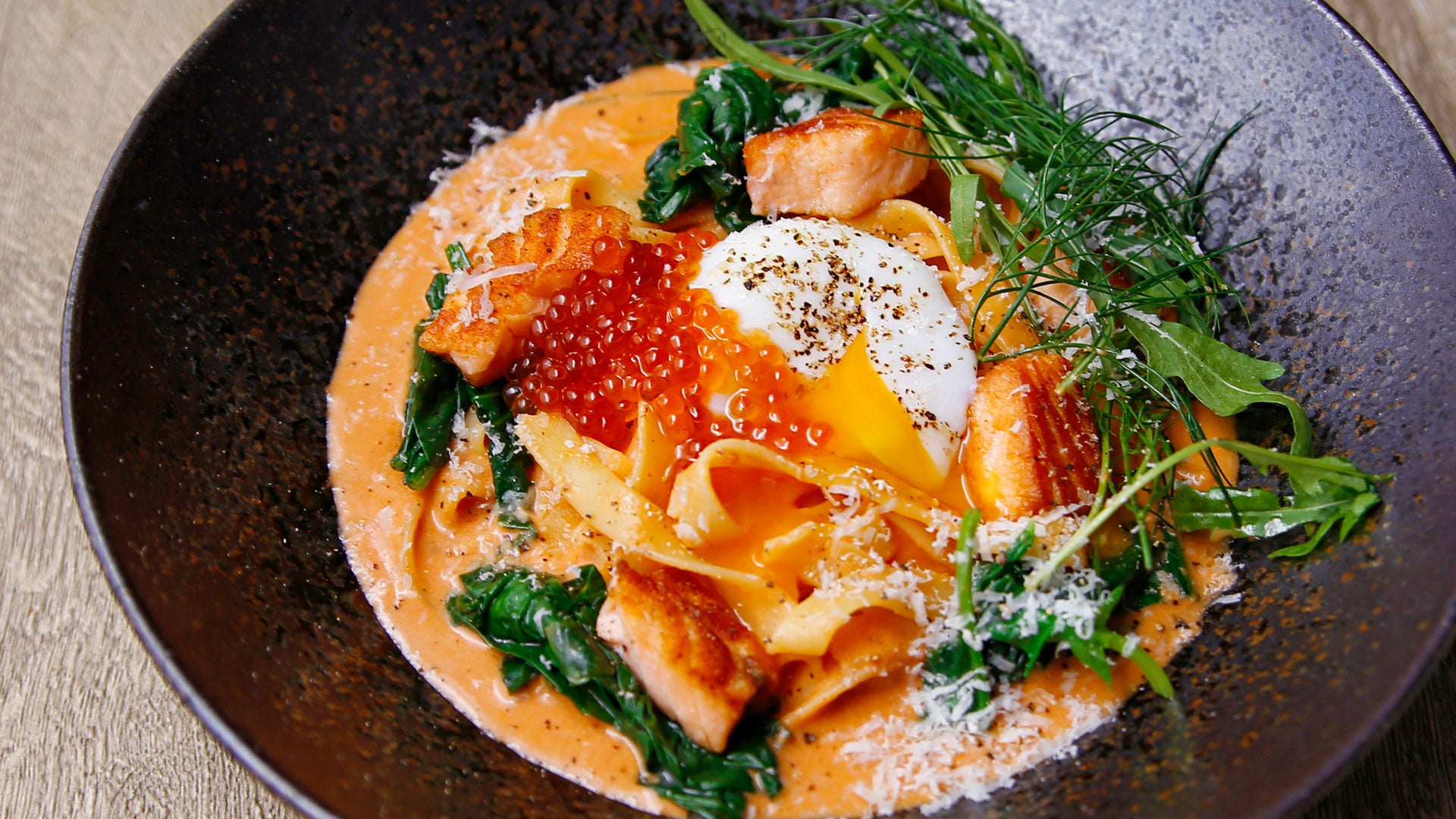 サーモン、イクラの トマトクリームカルボナーラ風　1892円