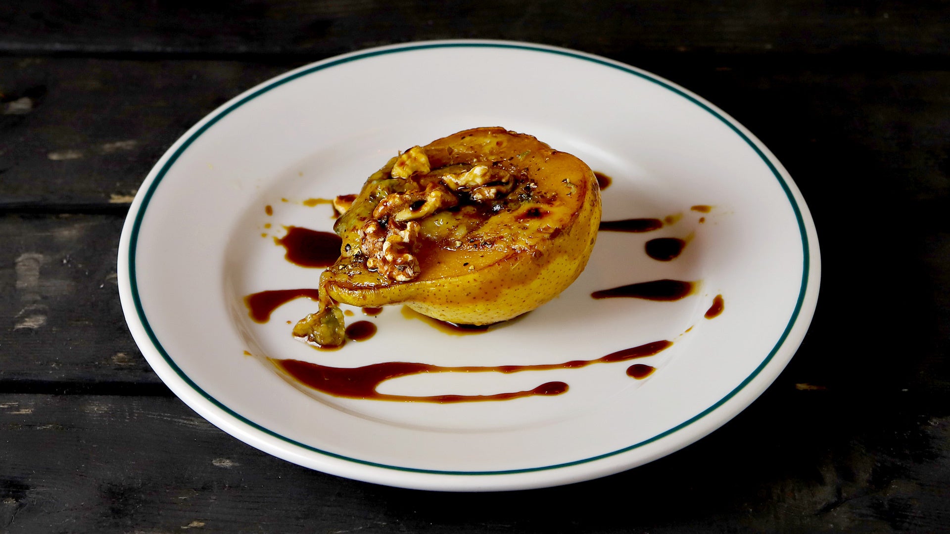 洋ナシの窯焼き　　ゴルゴンゾーラとクルミ　880円