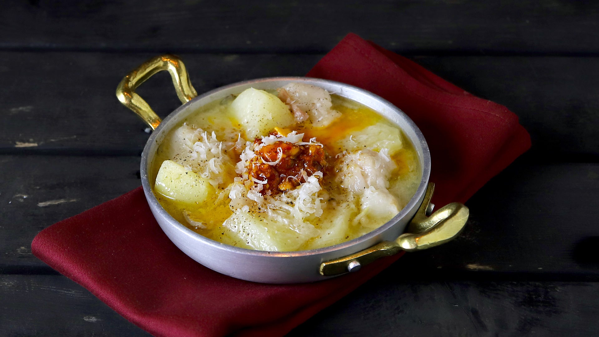 モツじゃが（国産牛ホルモンとじゃがいもの白ワイン煮）　1100円