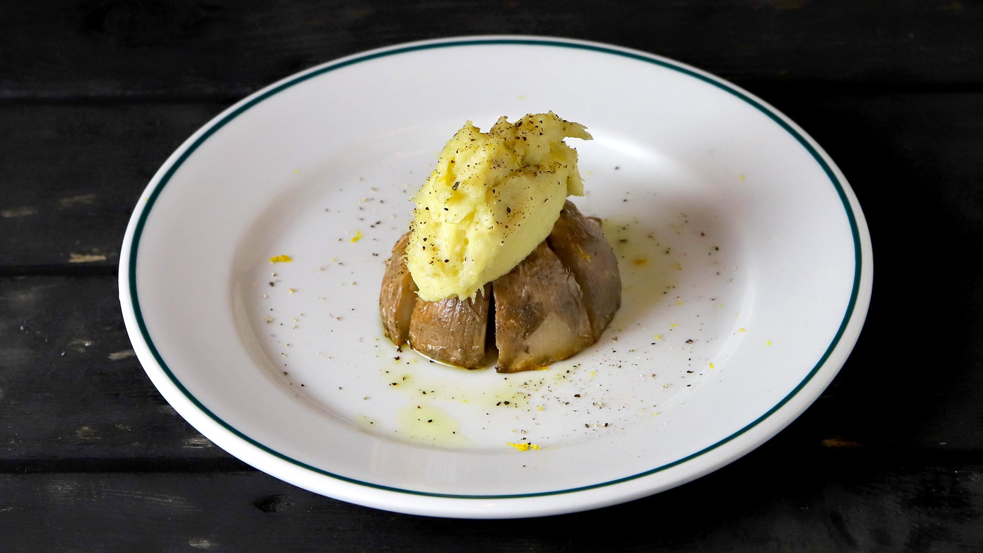 厚切りレンコンの窯焼き　鱈と里芋のリエットと柚子　940円