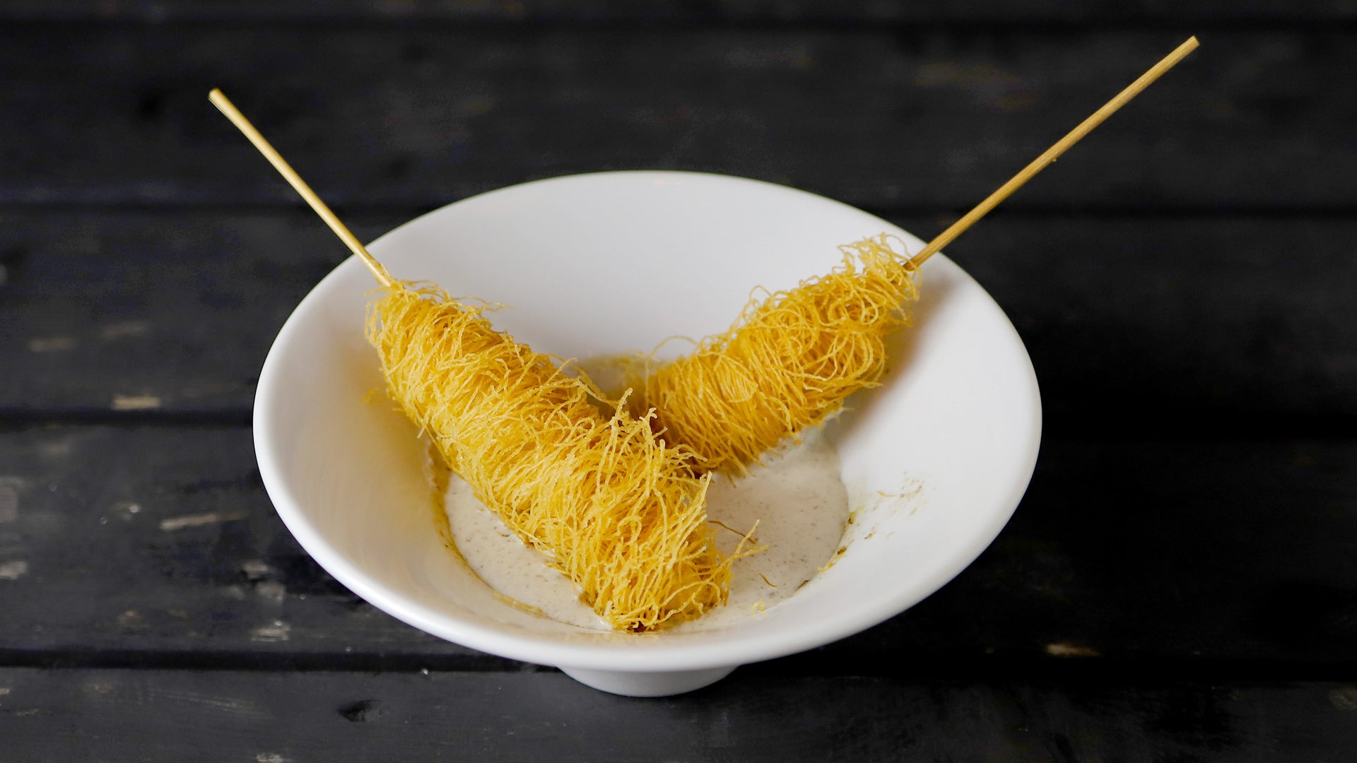 鮮魚のパリパリ包み揚げ　マッシュルームソース　680円（1本）