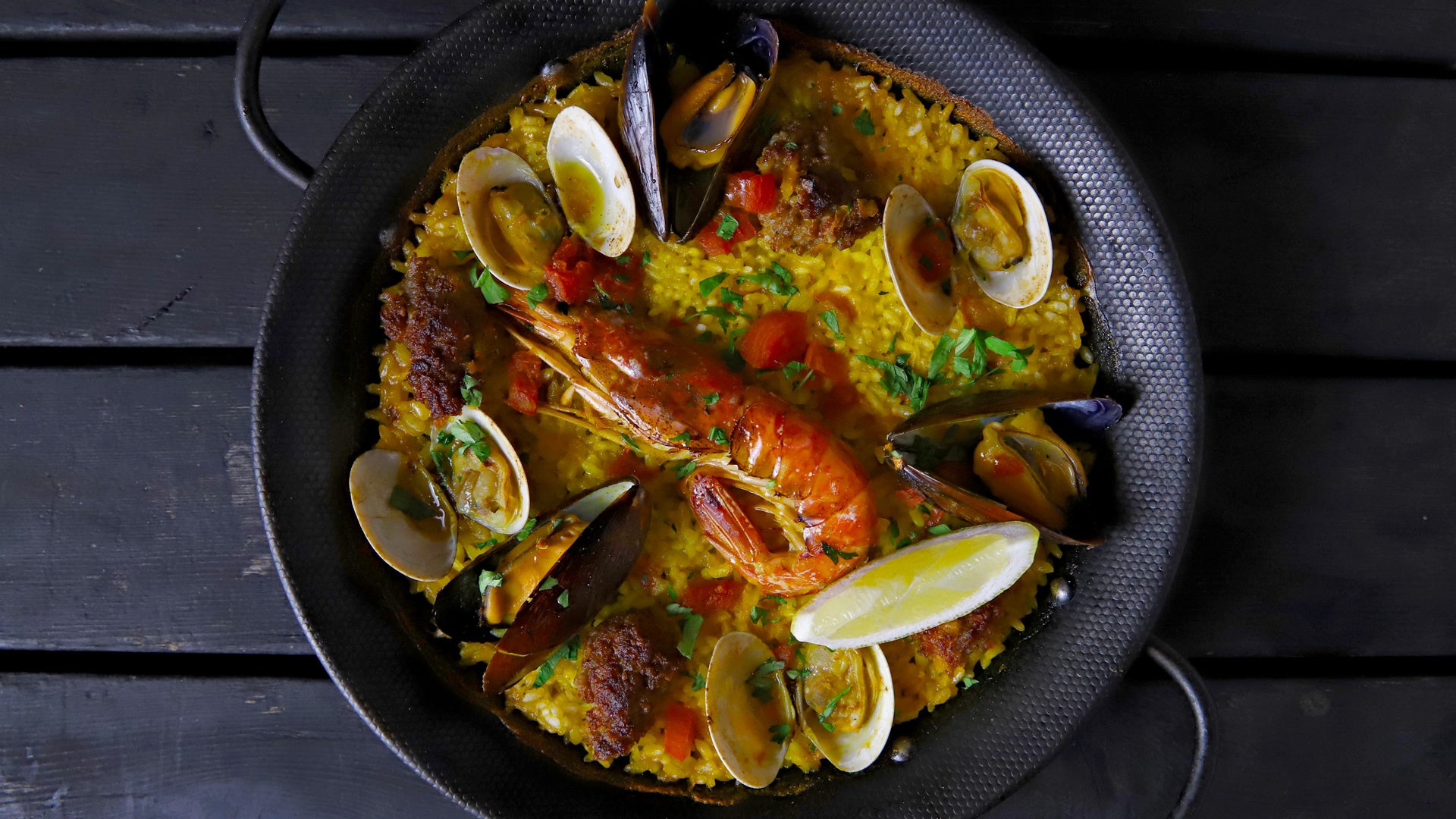 赤エビとサルシッチャ、ムール貝のパエリア　2900円