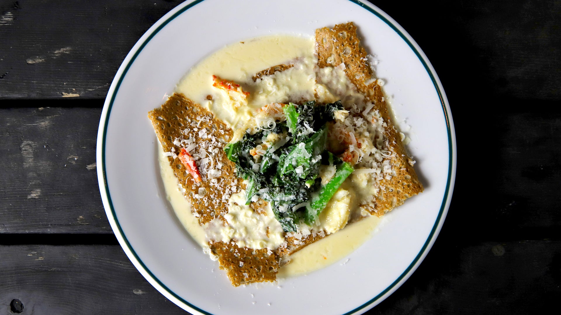 タラバガニとケールのシードルクリームソースのガレット　1600円