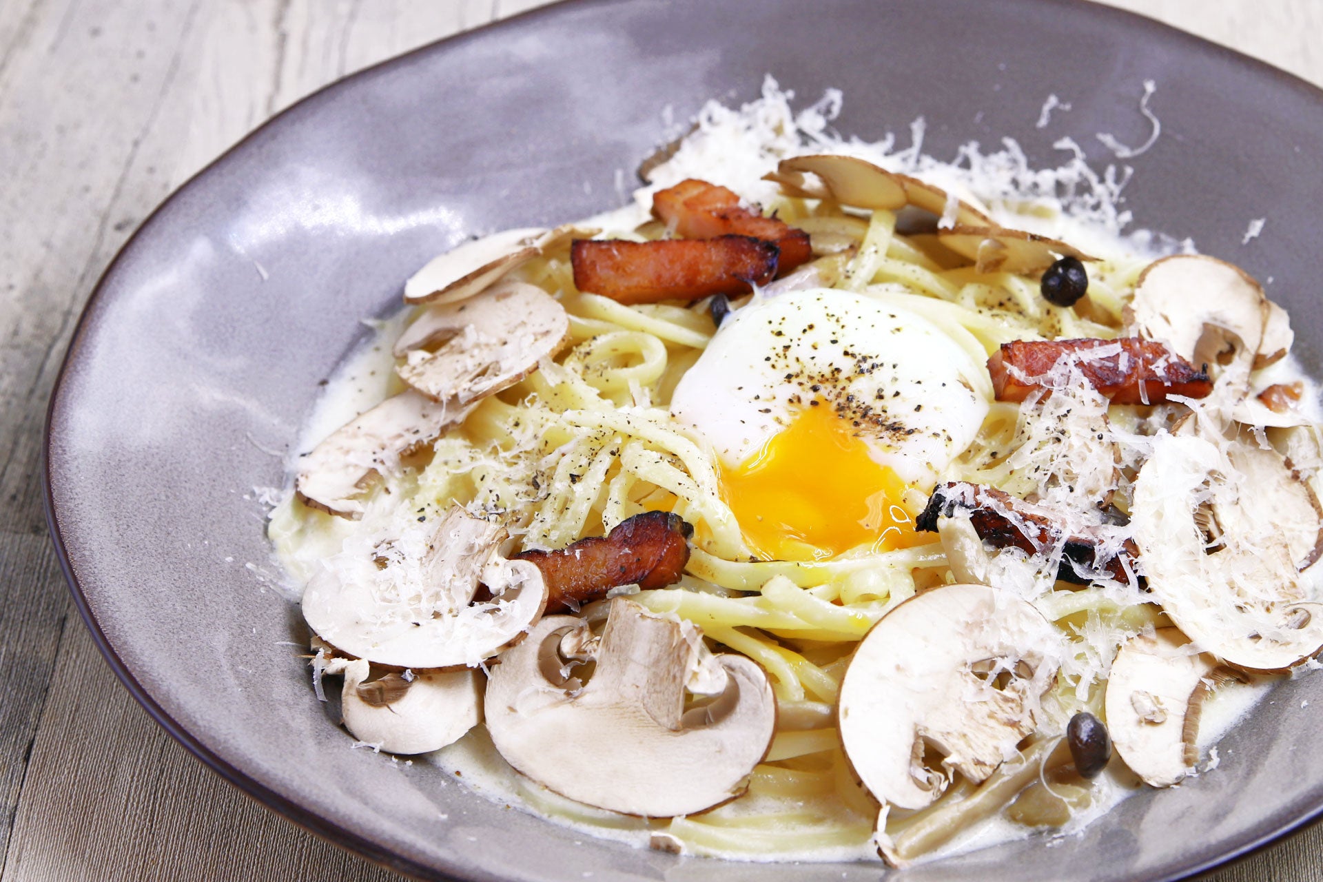北坂さくらたまごを使った トリュフの香るベーコンとキノコの カルボナーラ風　1750円