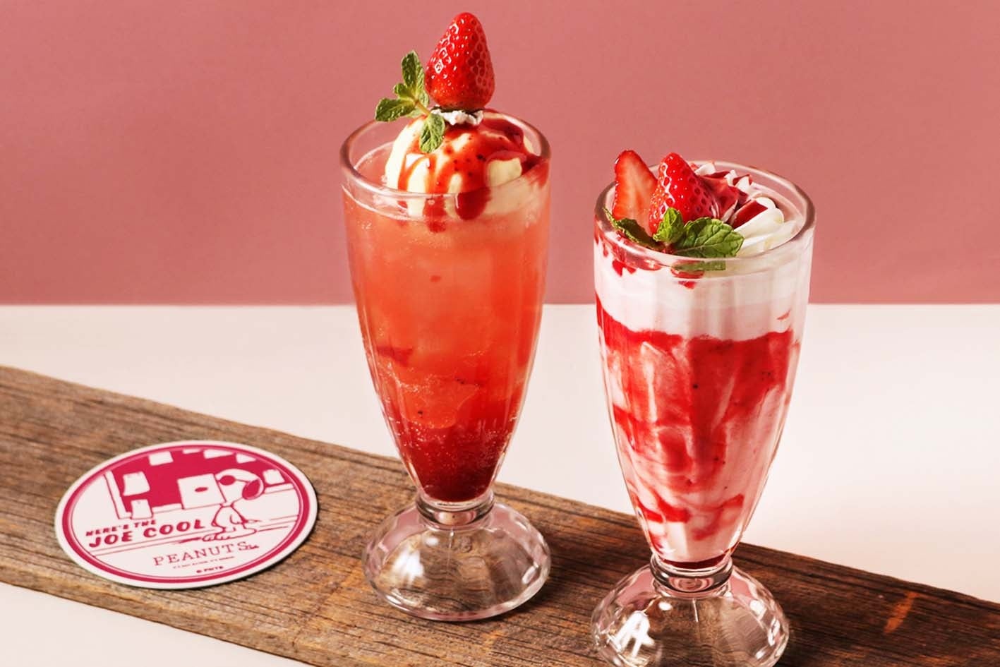 (左)ストロベリーレモネードフロート (右)ストロベリーヨーグルト　(C) 2024 Peanuts Worldwide LLC