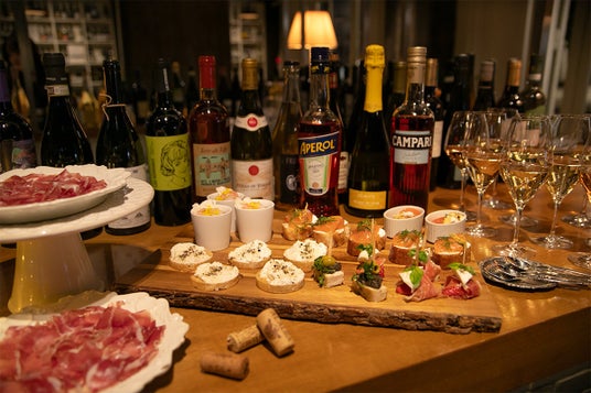 ラグジュアリーライフスタイルメディア「LEON」が提案する大人の社交場「APE LEON」が大阪・梅田に初上陸!中崎町のストリートなワイン&ビストロ「MONIQUE」にて、4/2(木)開催。 ラグジュアリーライフスタイルメディア「LEON」が提案する大人の社交場「APE LEON」が大阪・梅田に初上陸!中崎町のストリートなワイン&ビストロ「MONIQUE」にて、4/2(木)開催。