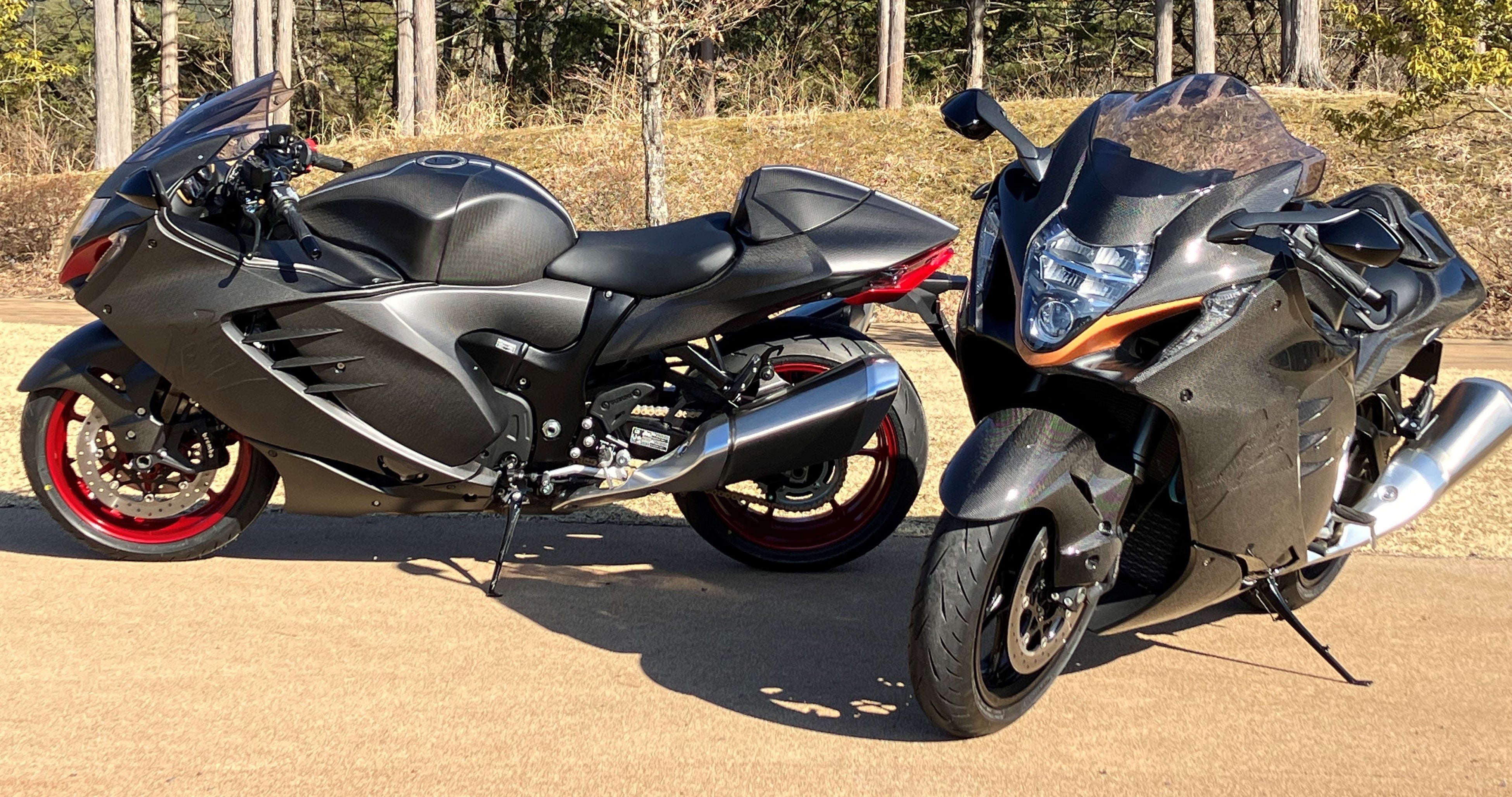 『Naps Sports』製品　フルドライカーボンボディKITを施したSUZUKI社製「Hayabusa（2021年モデル）」(左：マットクリア塗装　右：クリア塗装)