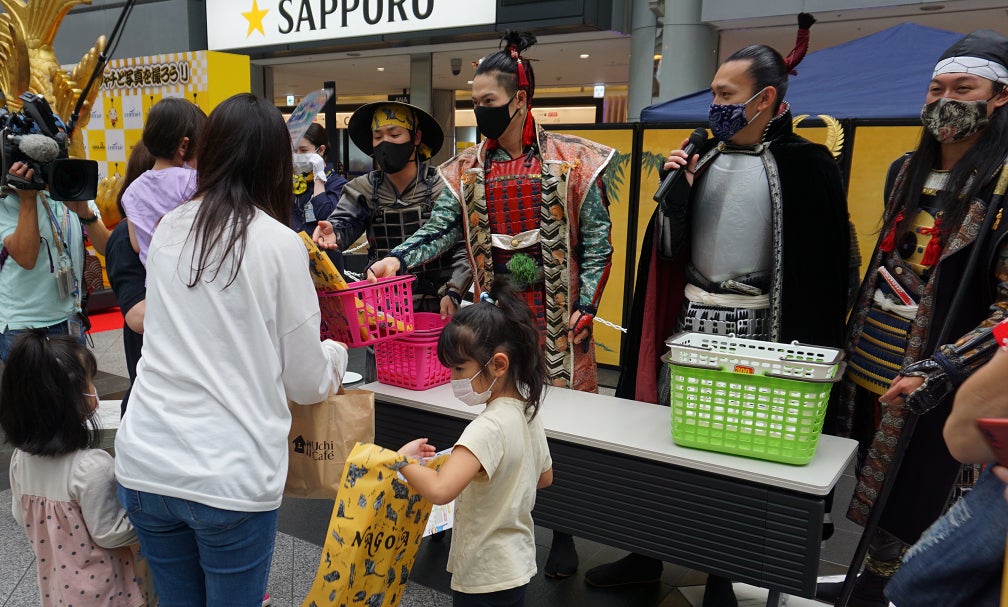 開催レポート 名古屋城の金シャチ実物大レプリカが新千歳空港に初上陸 金シャチキャラバンオープニングセレモニー 中部国際空港株式会社のプレスリリース 開催レポート 名古屋城の金シャチ実物大レプリカが新千歳空港に初上陸 金シャチキャラバンオープニングセレモニー 中部国際空港株式会社のプレスリリース