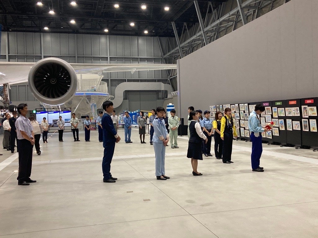 セントレアオリジナルキャラクター「なぞの旅人フー」のぬいぐるみを手にする方も（写真右）