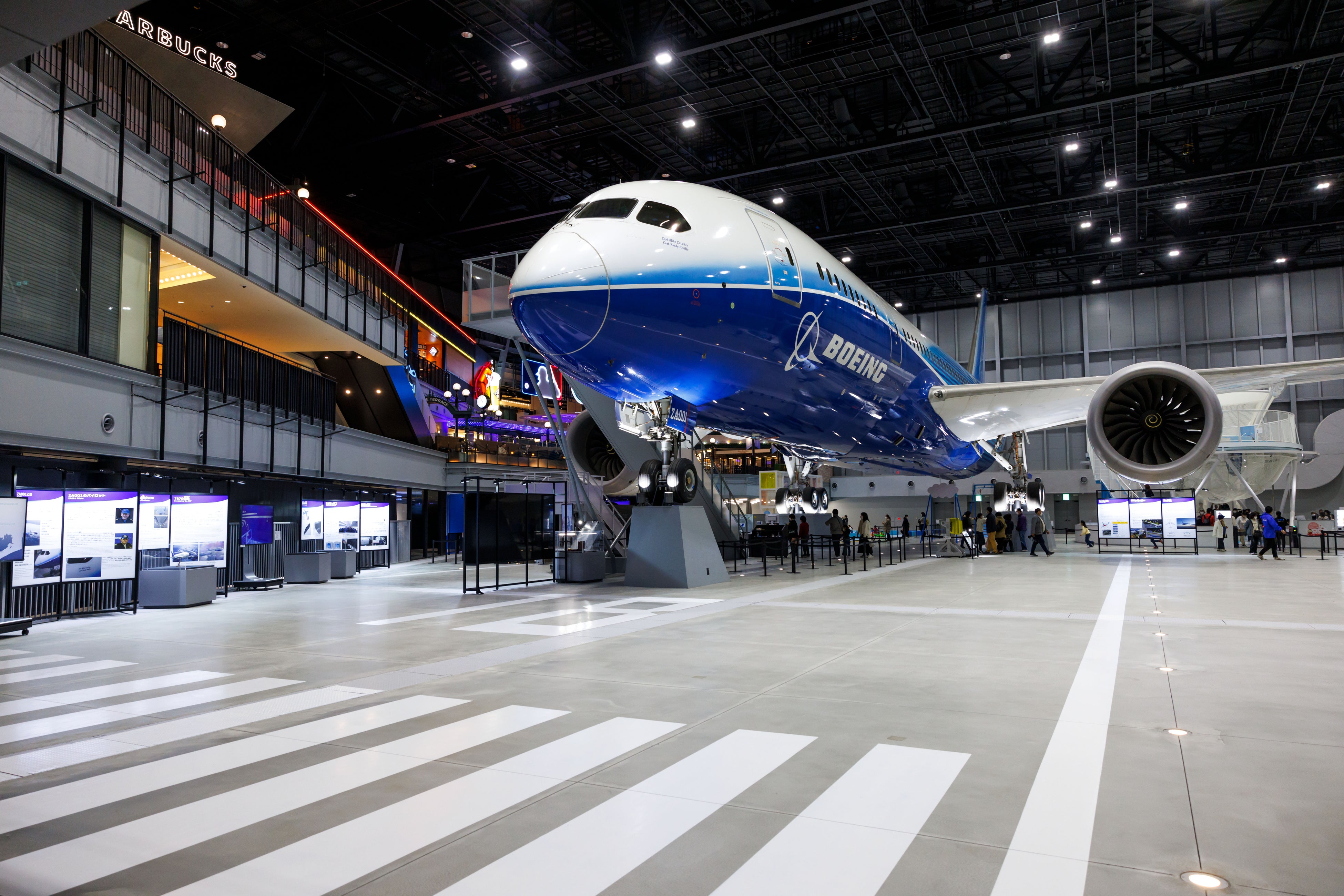 飛行機を間近に見ながら宿泊体験ができます