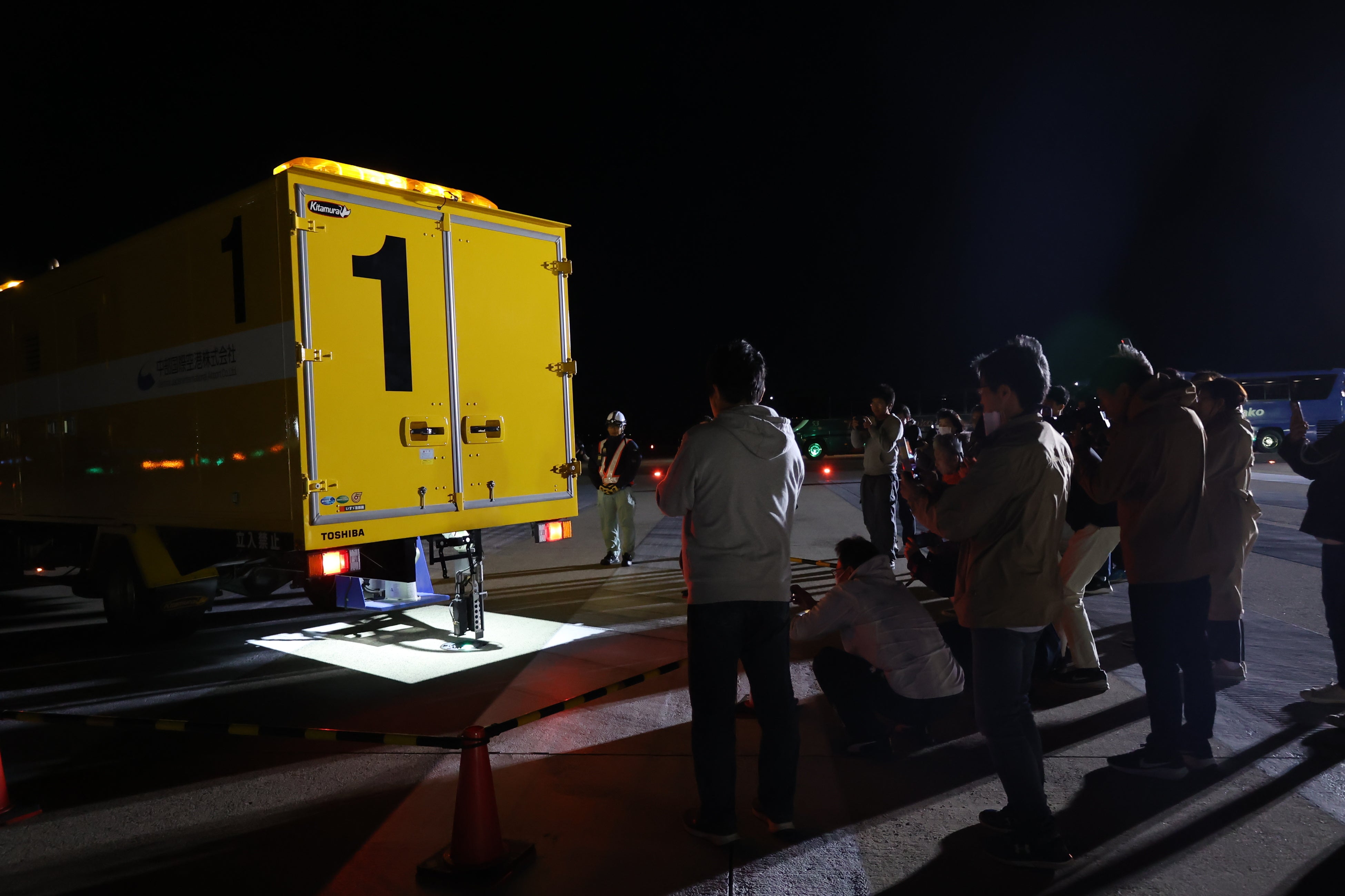 航空灯火の洗浄作業を見学する参加者