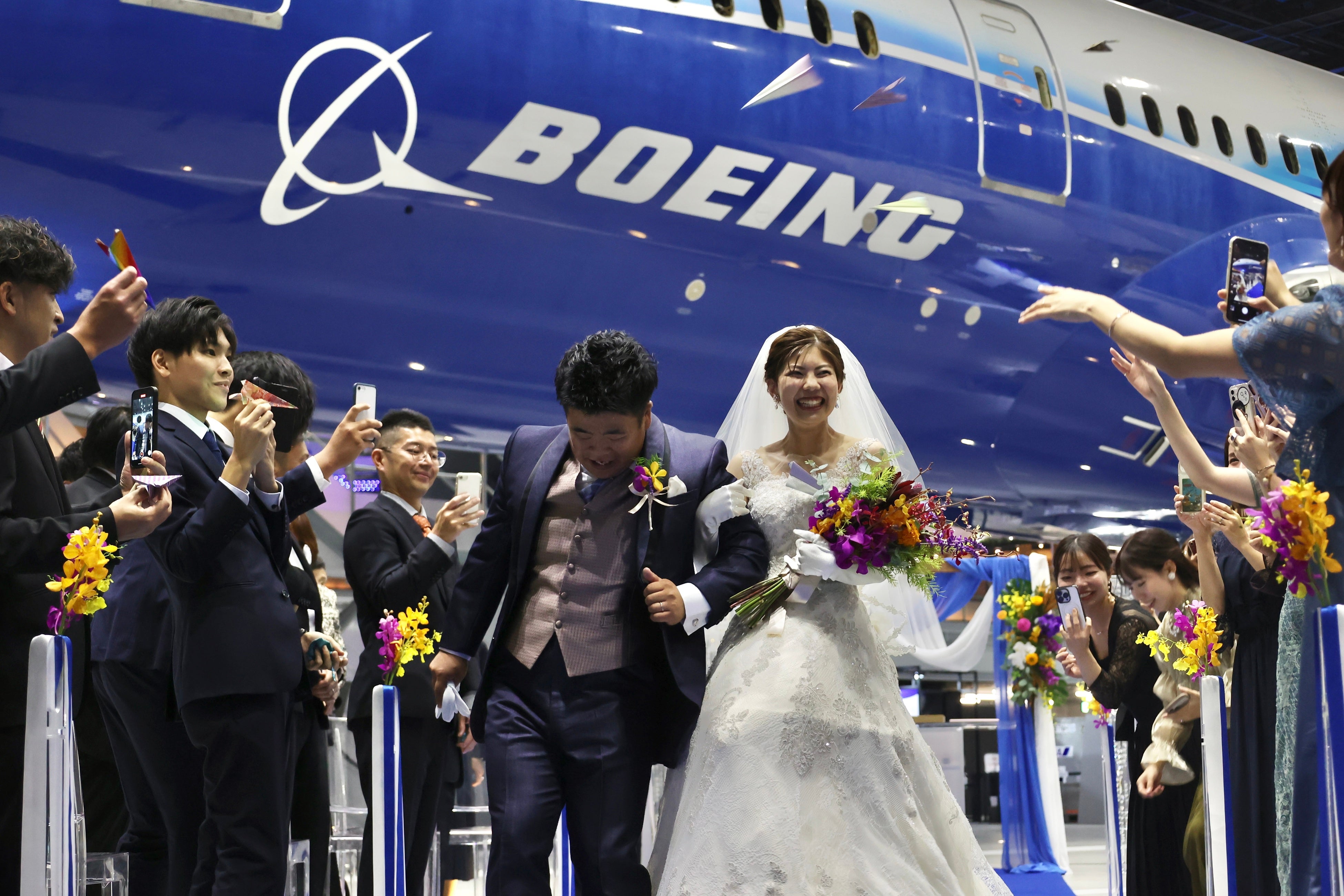 フラワーシャワーではなく紙飛行機シャワーで祝福