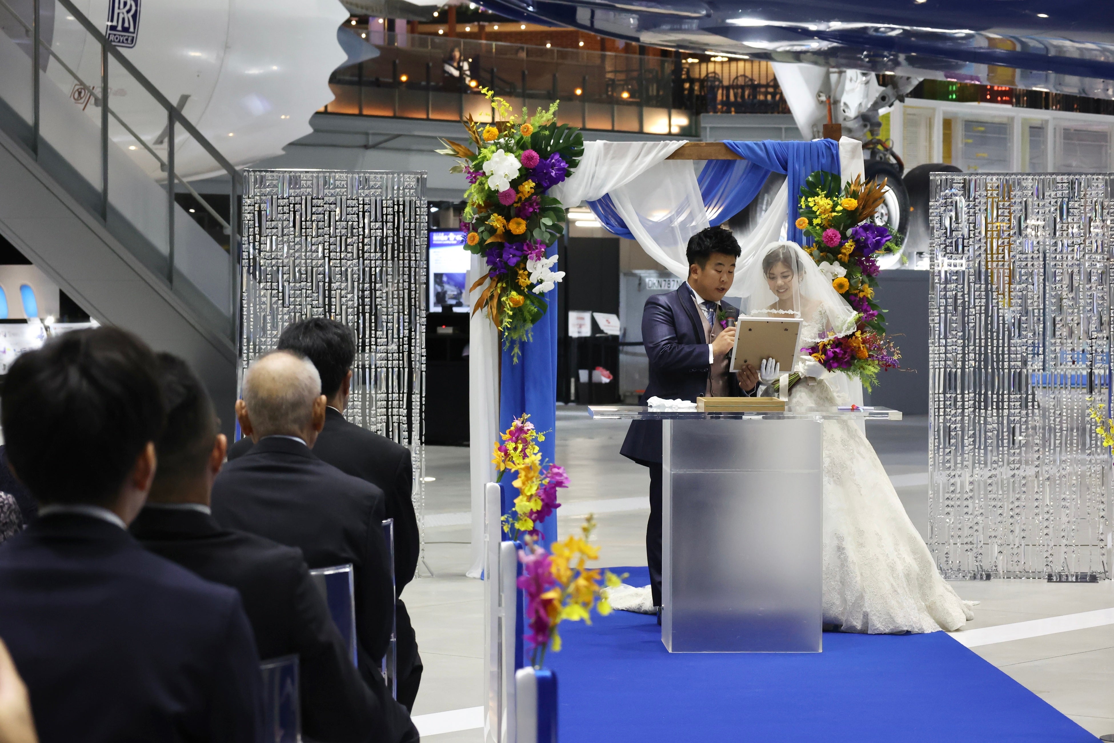 飛行機の真下での結婚誓約書の朗読
